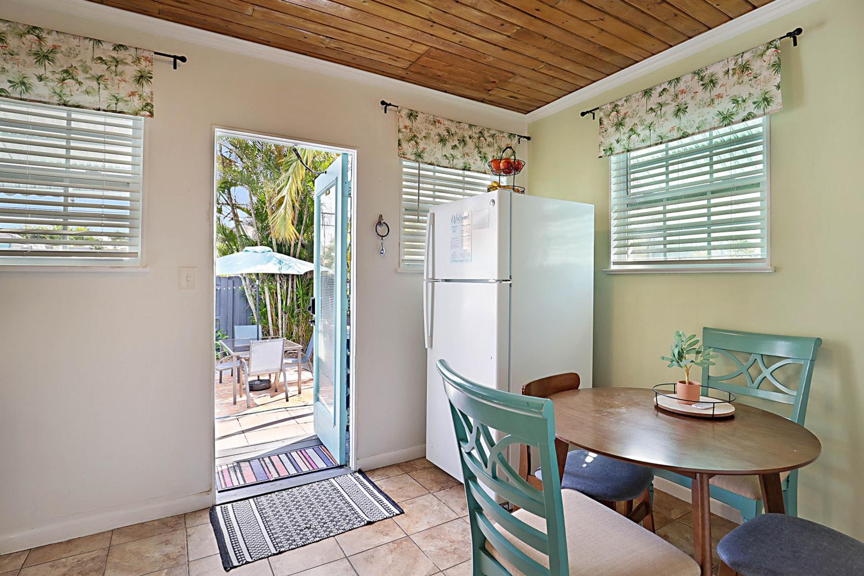 Steps to Beach & Downtown! Cozy Beach Bungalow #4 view 5