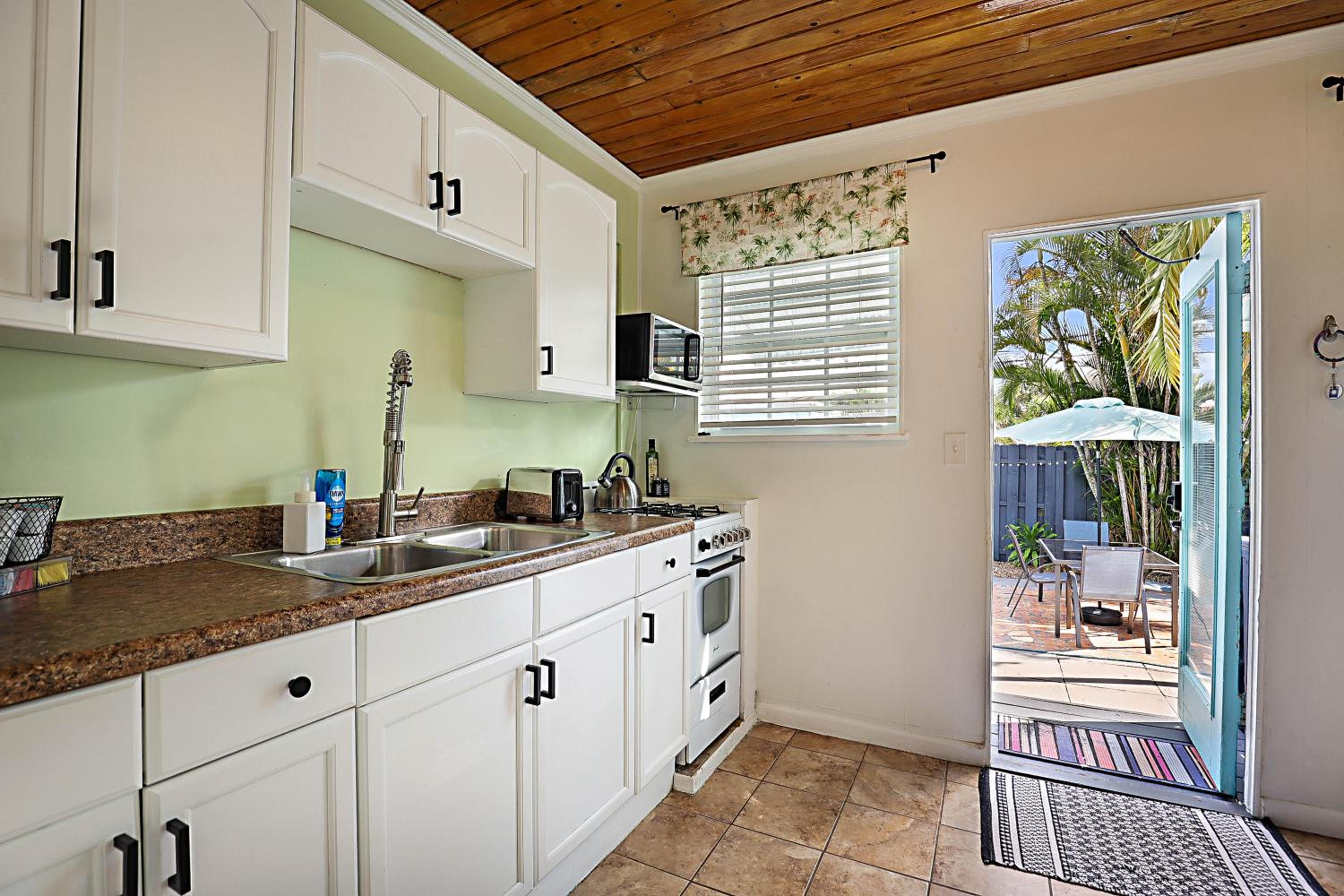 Steps to Beach & Downtown! Cozy Beach Bungalow #4 view 3