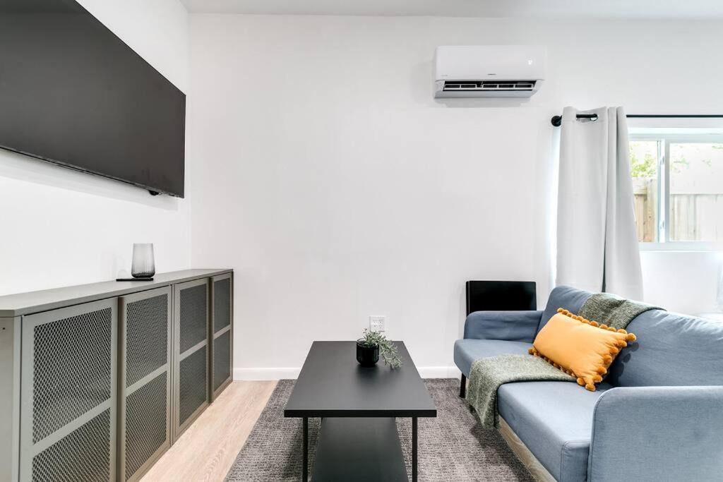 Coral Way Studio in quiet area Fast Internet Shen 1