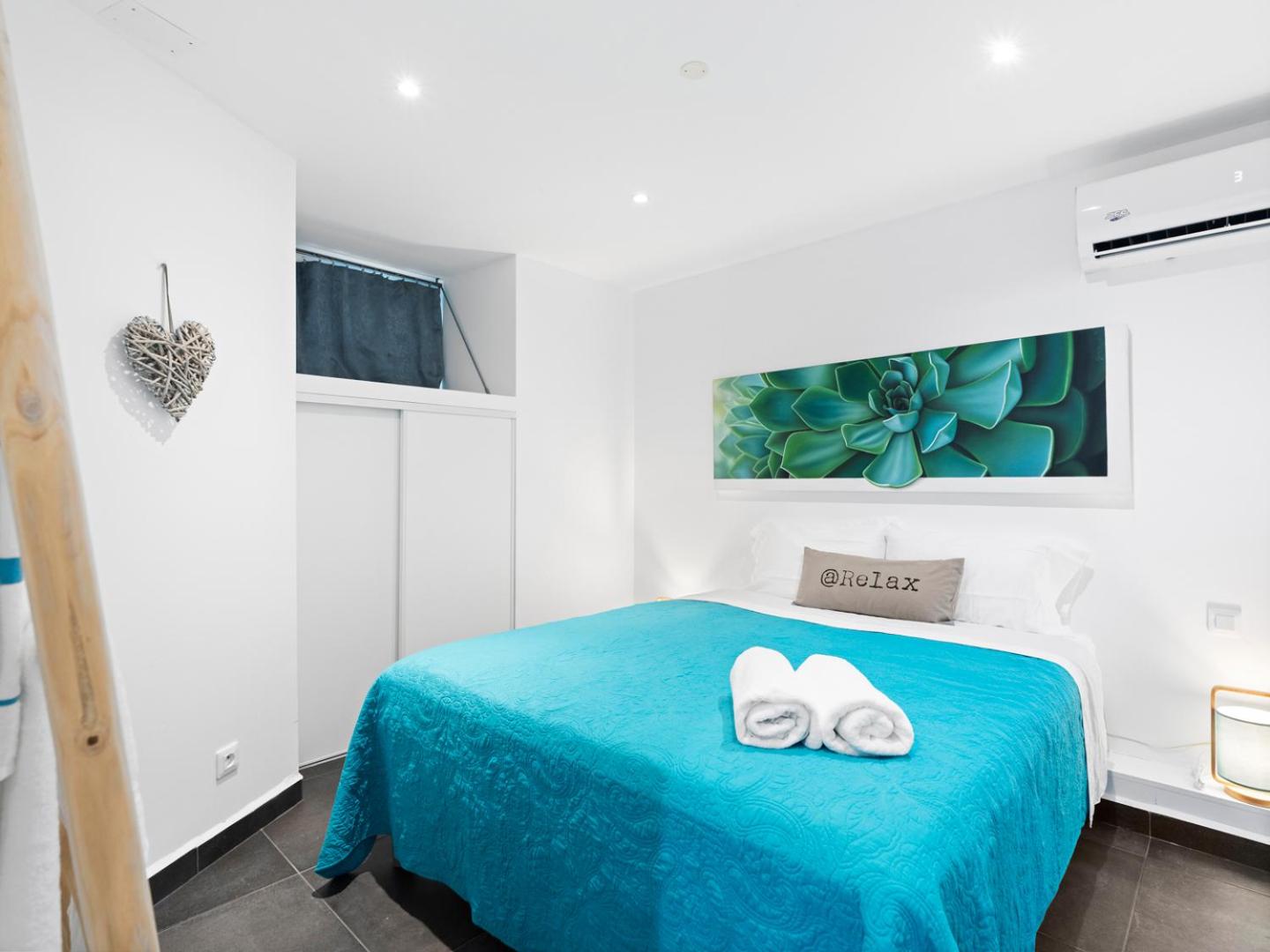 Newly Renovated 1 Bedroom Condo With Amazing Seaview! Beachfront Pool!