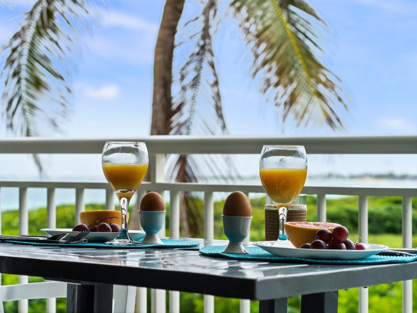 Newly Renovated 1 Bedroom Condo With Amazing Seaview! Beachfront Pool!
