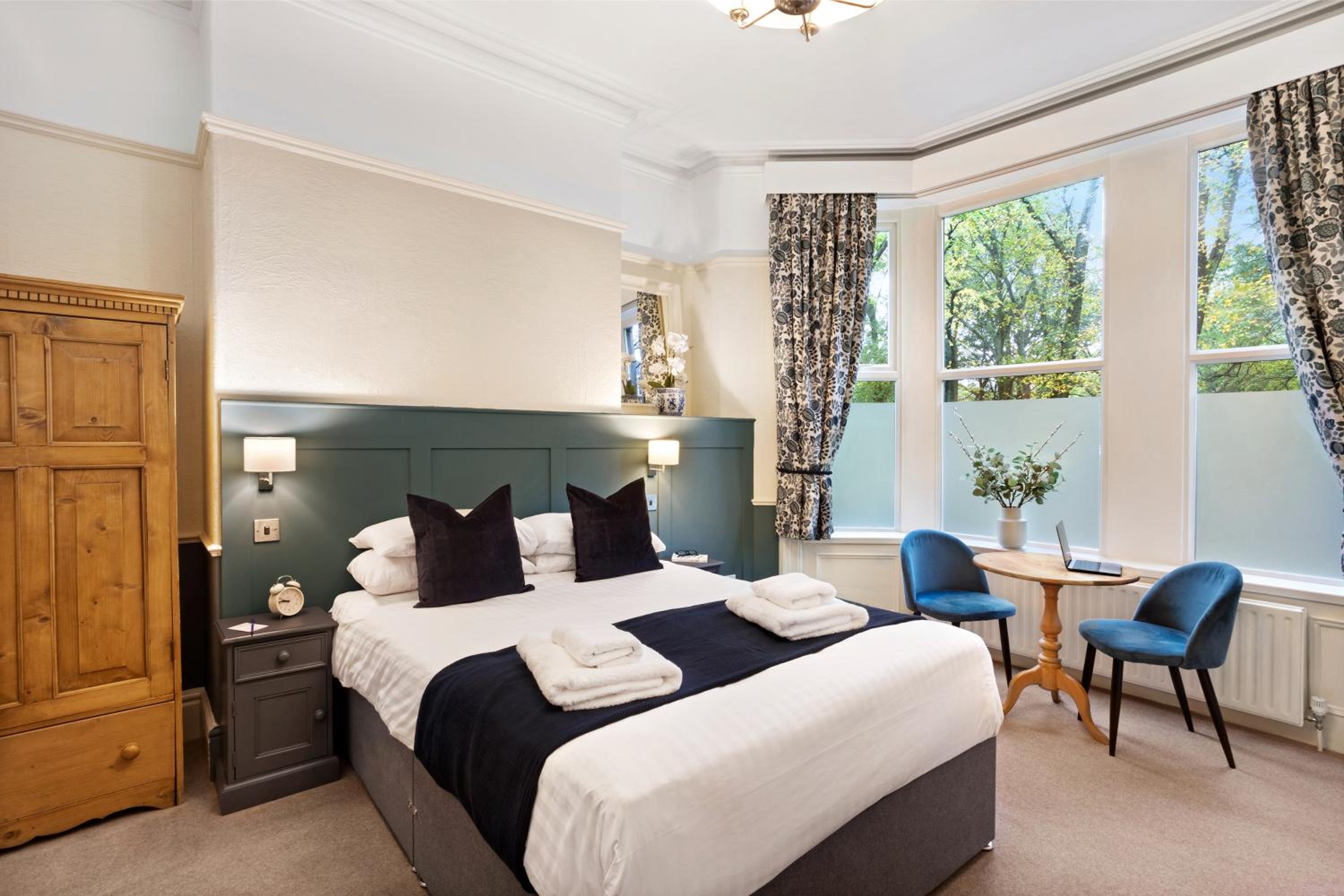 Fountains Guest House - Harrogate Stays with FREE PARKING