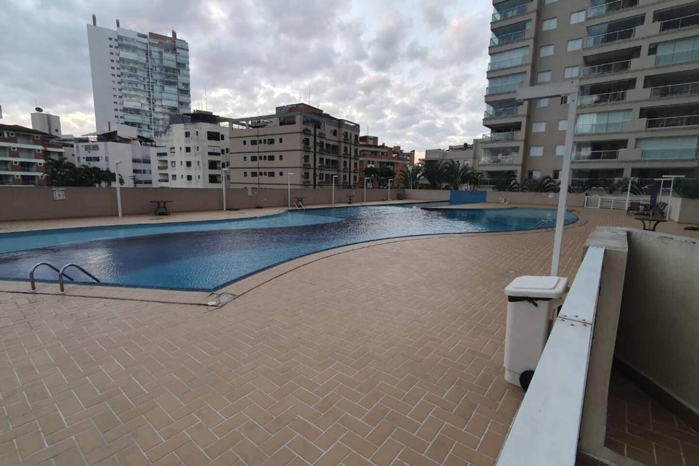 Apto Enseada Guarujá com Terraço Gourmet a 5 minutos da praia