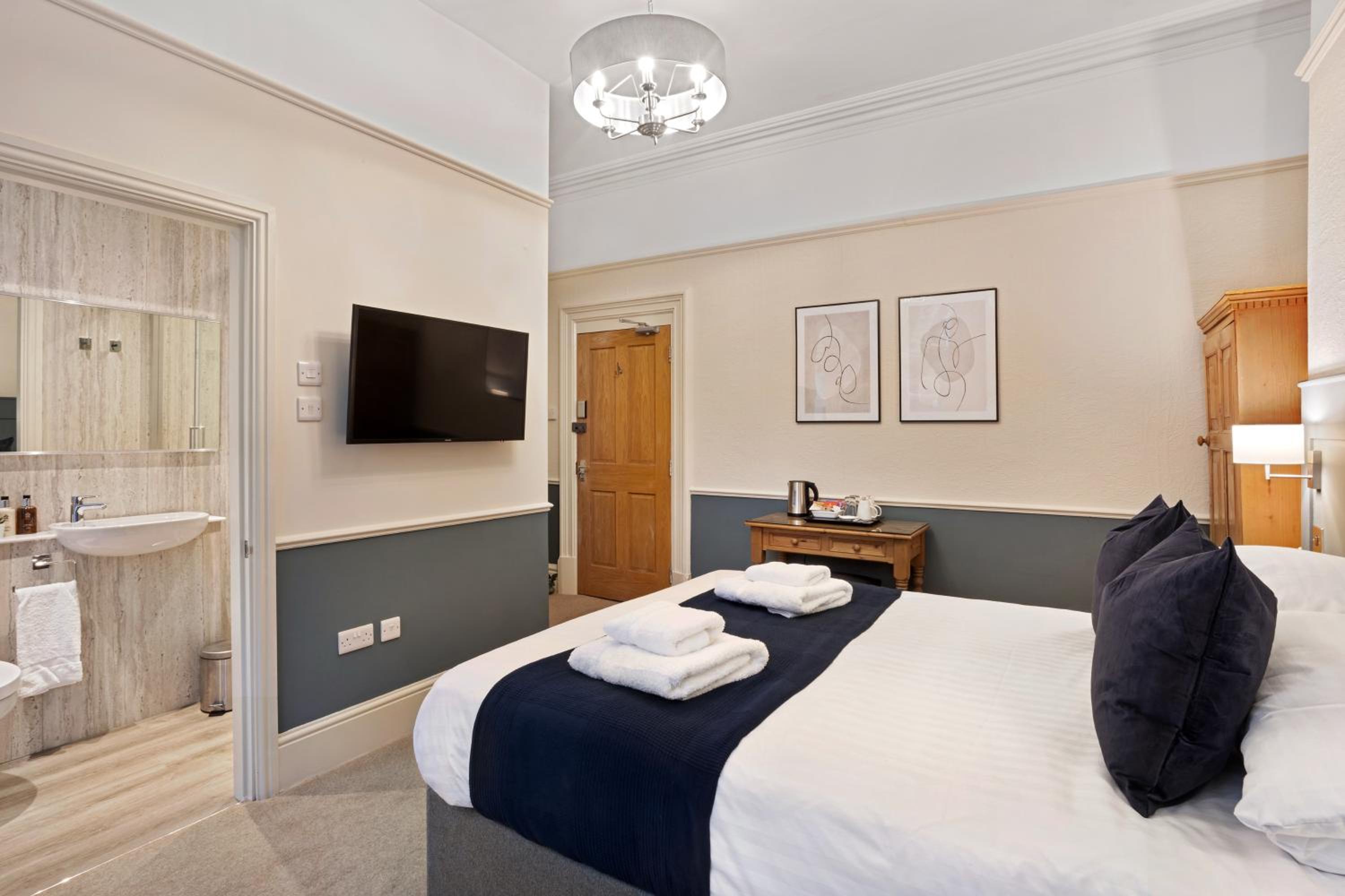 Fountains Guest House - Harrogate Stays with FREE PARKING