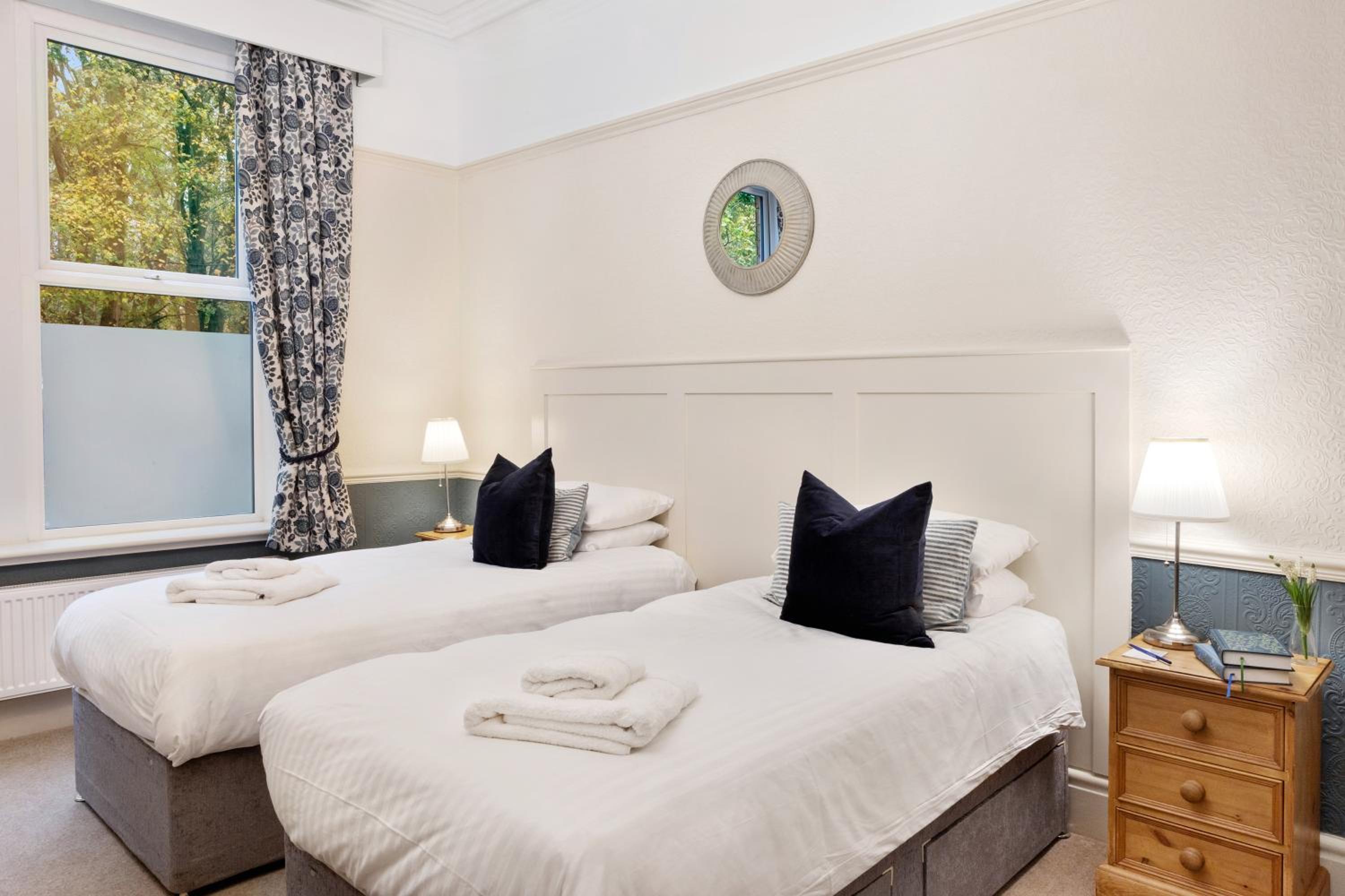 Fountains Guest House - Harrogate Stays with FREE PARKING