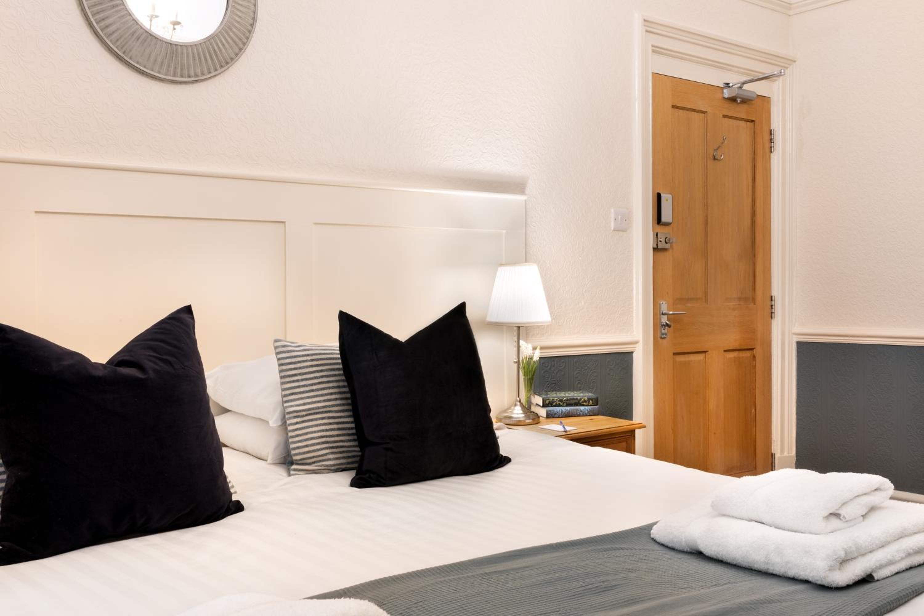 Fountains Guest House - Harrogate Stays with FREE PARKING