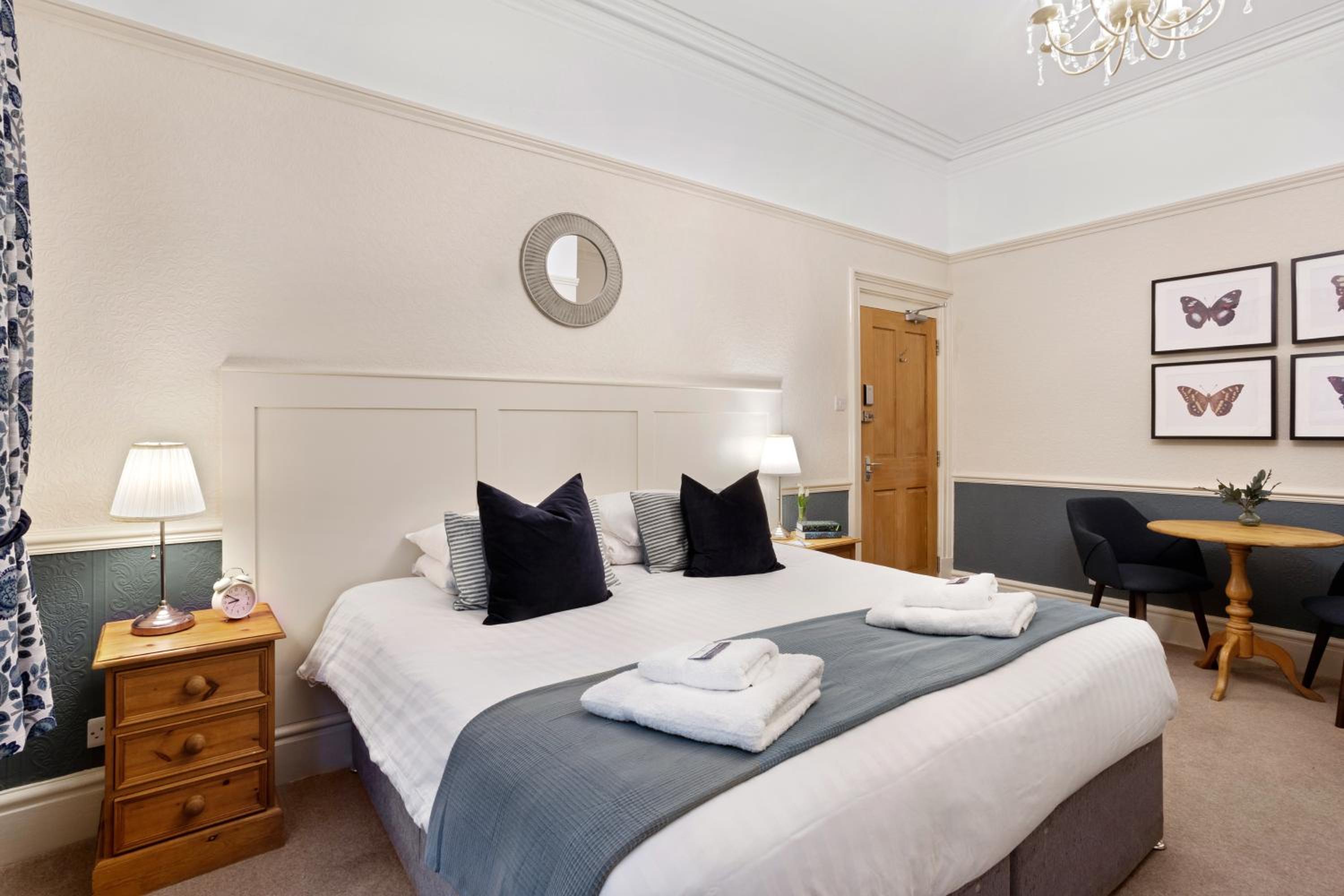 Fountains Guest House - Harrogate Stays with FREE PARKING