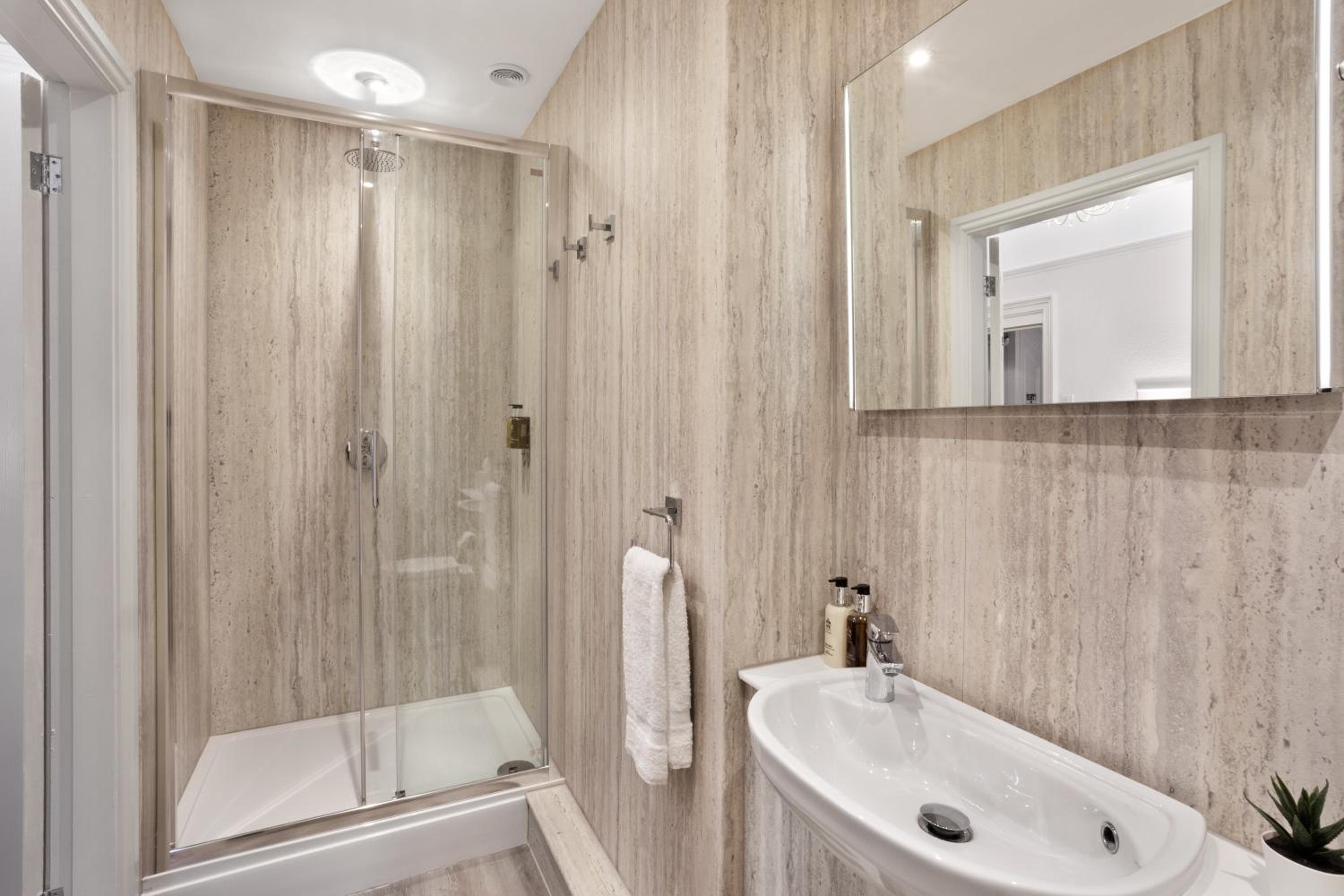 Fountains Guest House - Harrogate Stays with FREE PARKING
