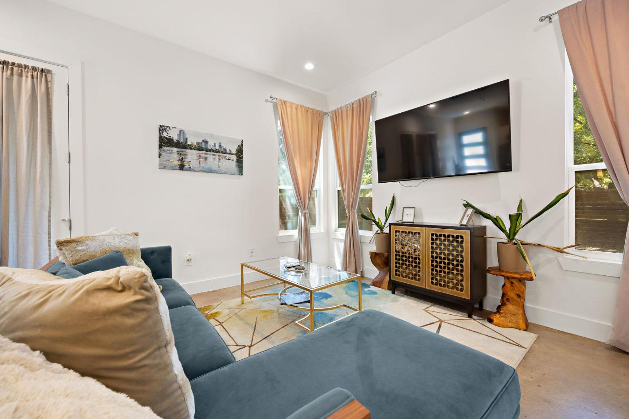 Beautiful 3BR Home 10 Minutes to Downtown by Barclé