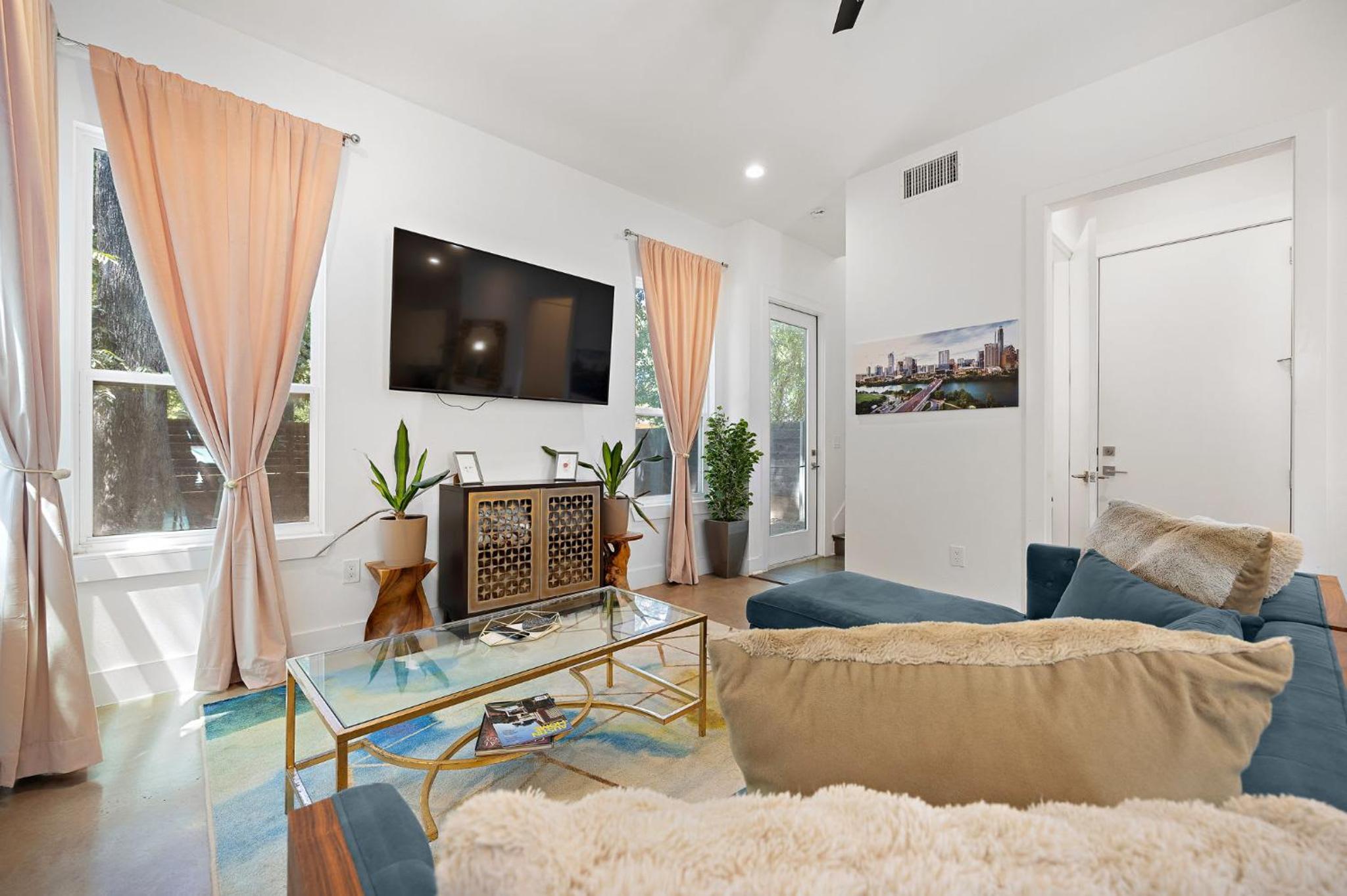 Beautiful 3BR Home 10 Minutes to Downtown by Barclé