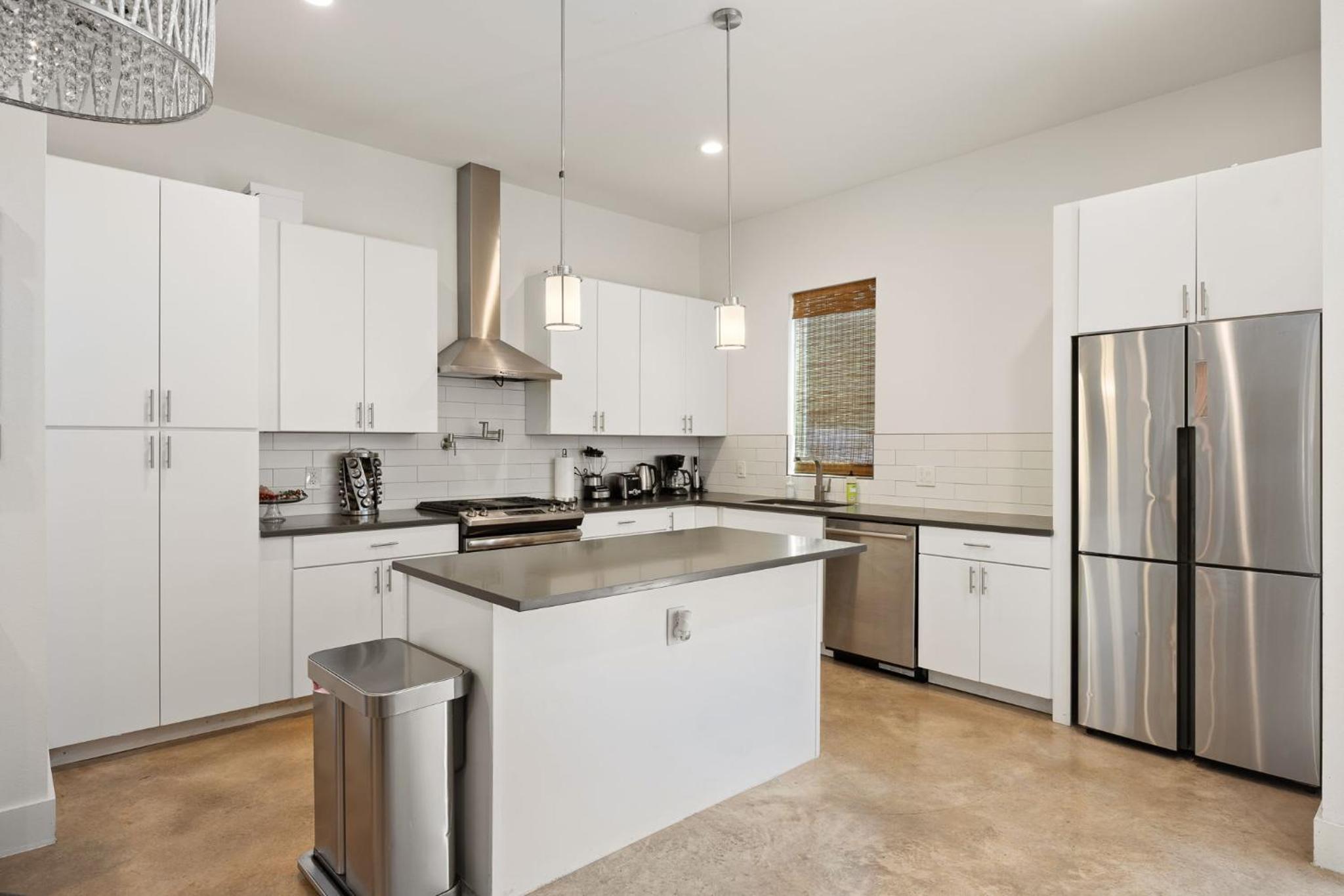 Beautiful 3BR Home 10 Minutes to Downtown by Barclé