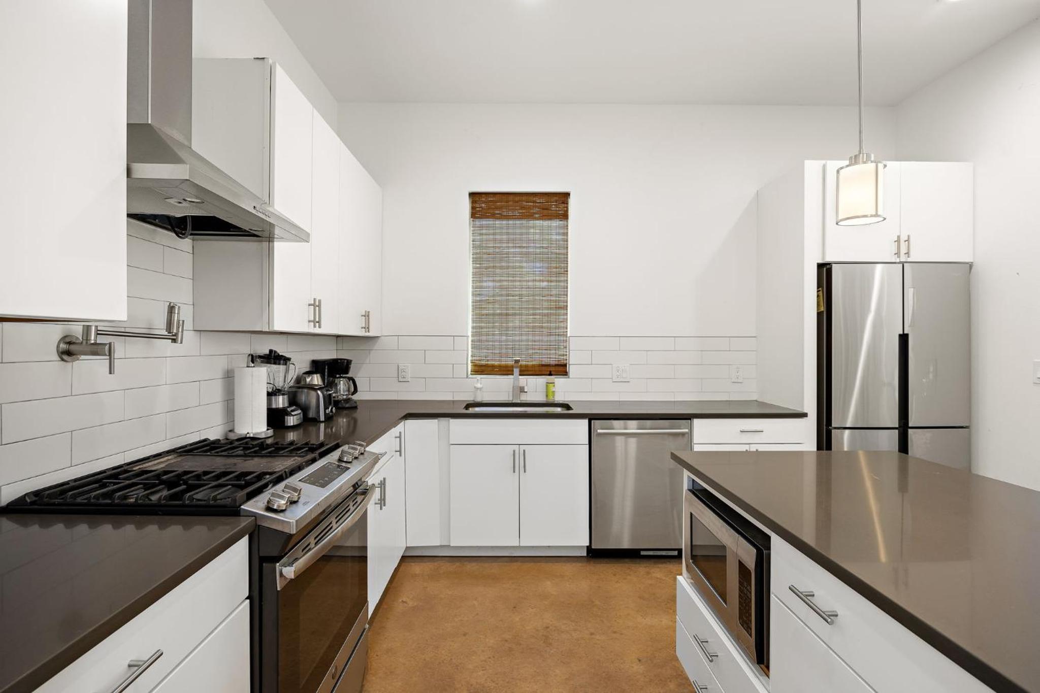 Beautiful 3BR Home 10 Minutes to Downtown by Barclé