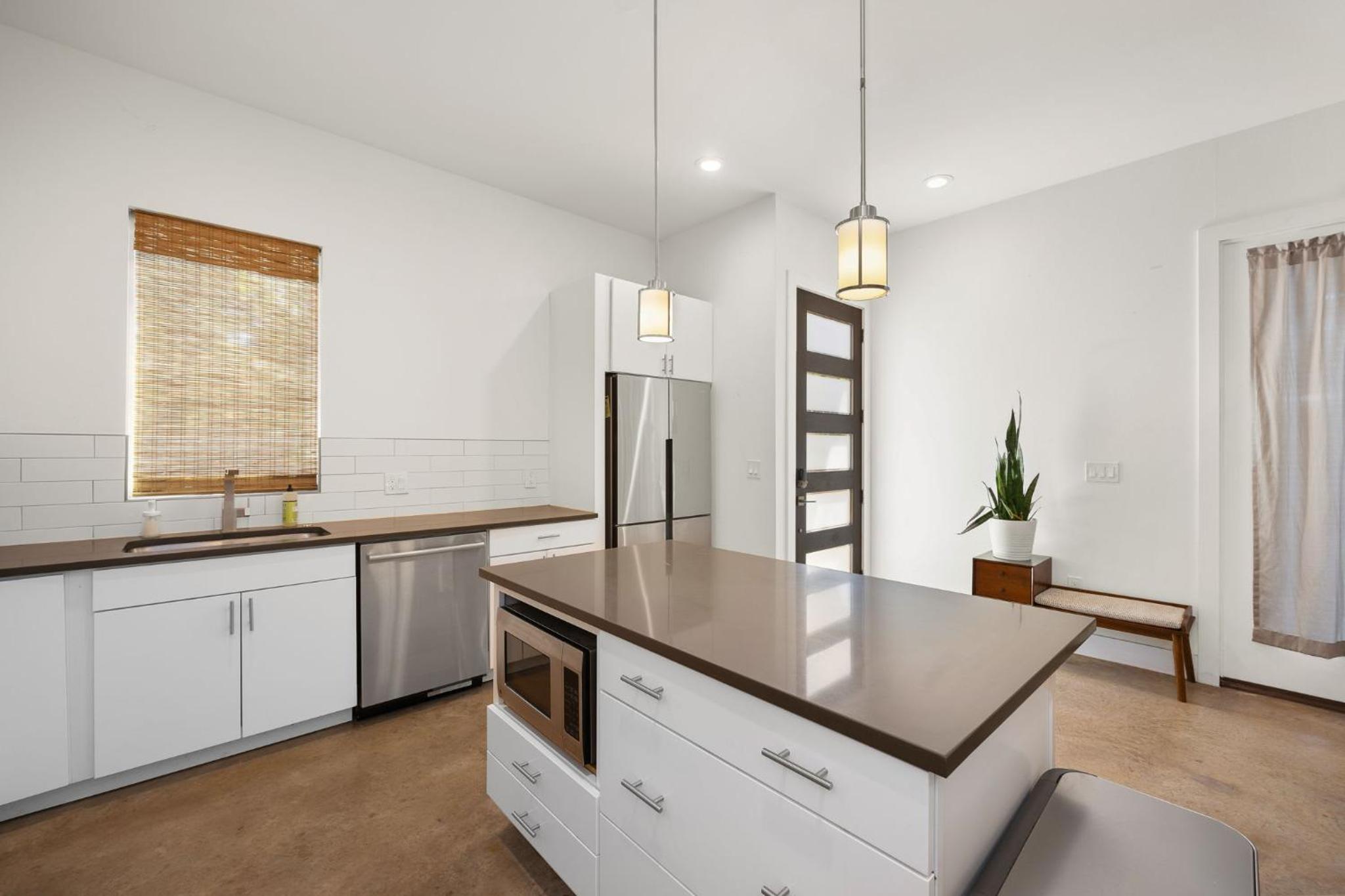 Beautiful 3BR Home 10 Minutes to Downtown by Barclé