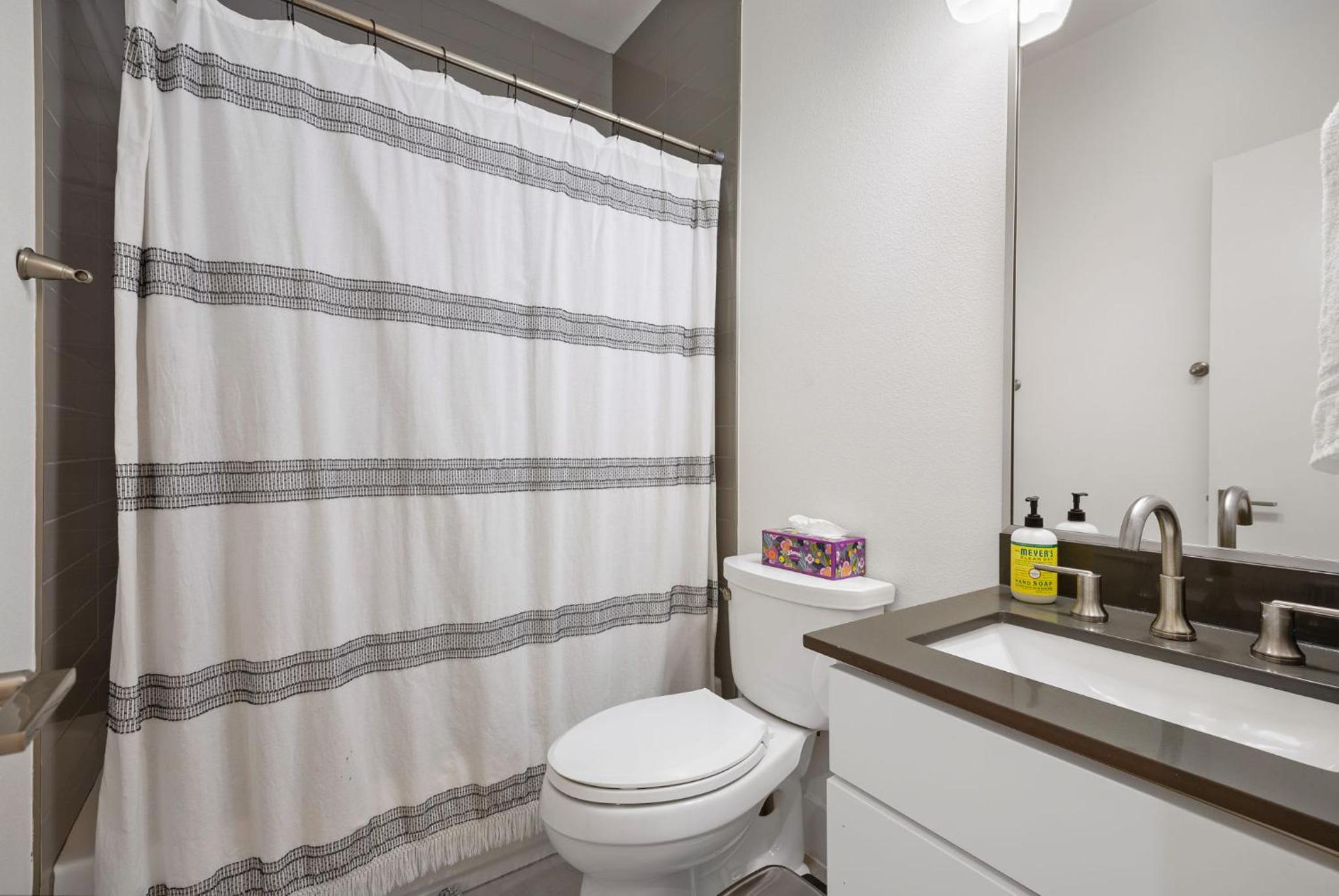 Beautiful 3BR Home 10 Minutes to Downtown by Barclé