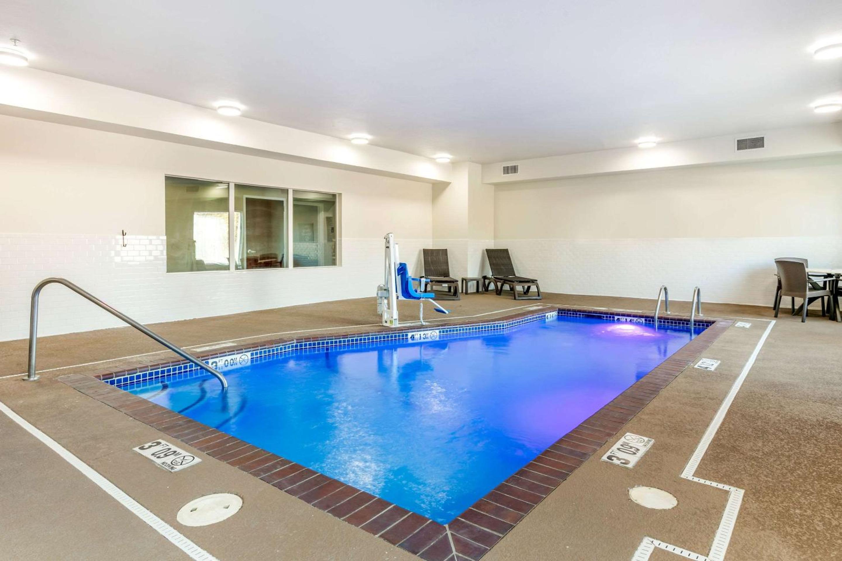 Comfort Inn  Suites Van Buren - Fort Smith - Property Image 9