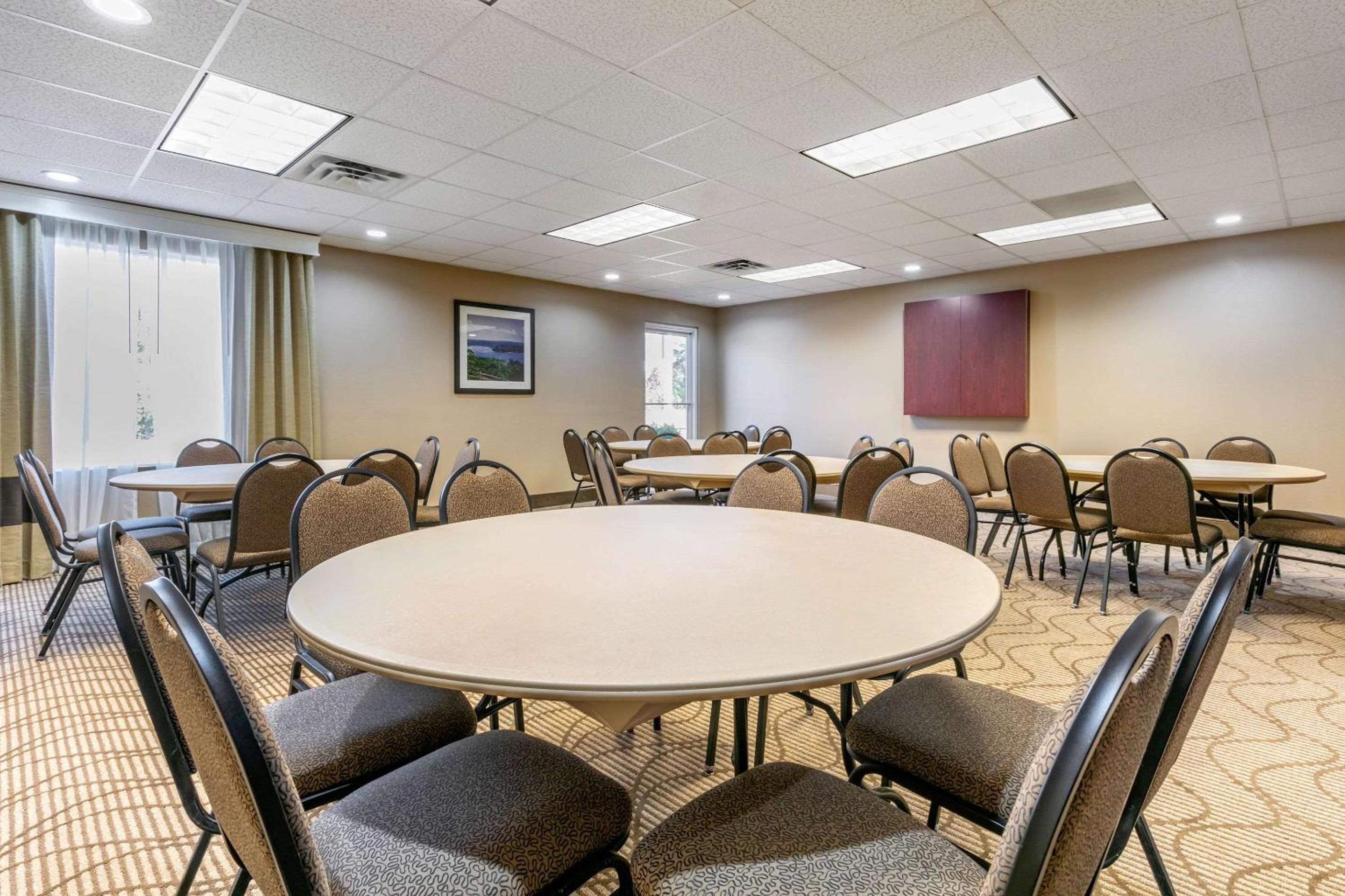 Comfort Inn  Suites Van Buren - Fort Smith - Property Image 12