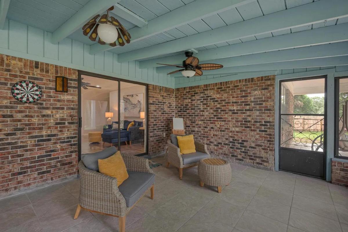 Quiet relaxing home - Close to Downtown & Beach 4BR-2BT view 5
