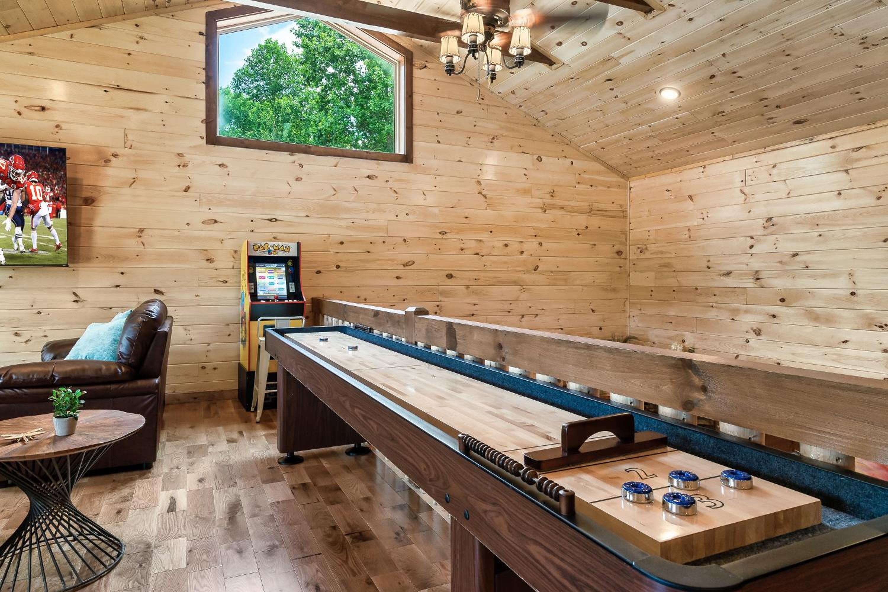 SmokiesBoutiqueCabins would love to host you at Dolly's Cute Cabin! 4 Suites with Private Bathrooms - Hot Tub, Fire Pit, Game Room, Resort Pool open Memori view 4