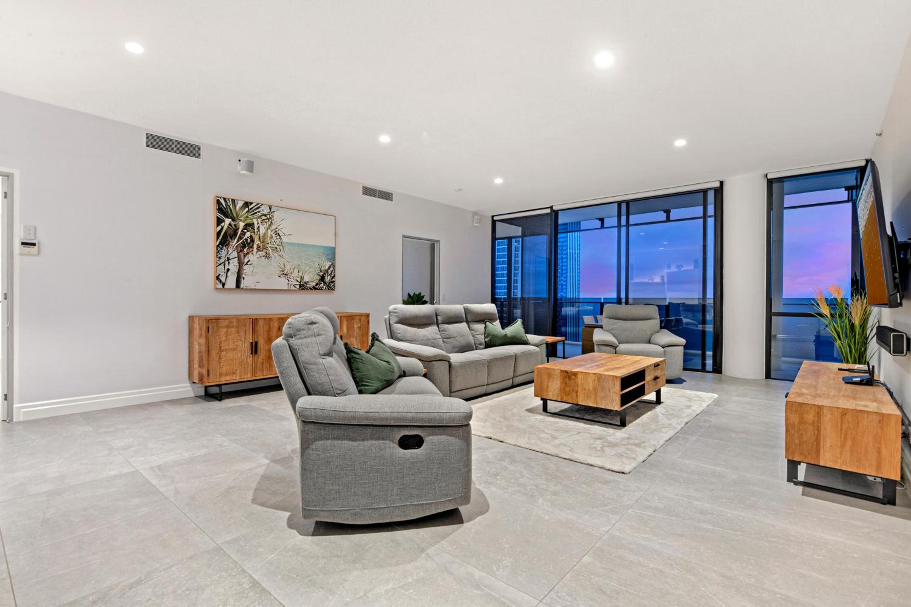 Circle on Cavill SkyHigh Ocean Sub-Penthouse view 4