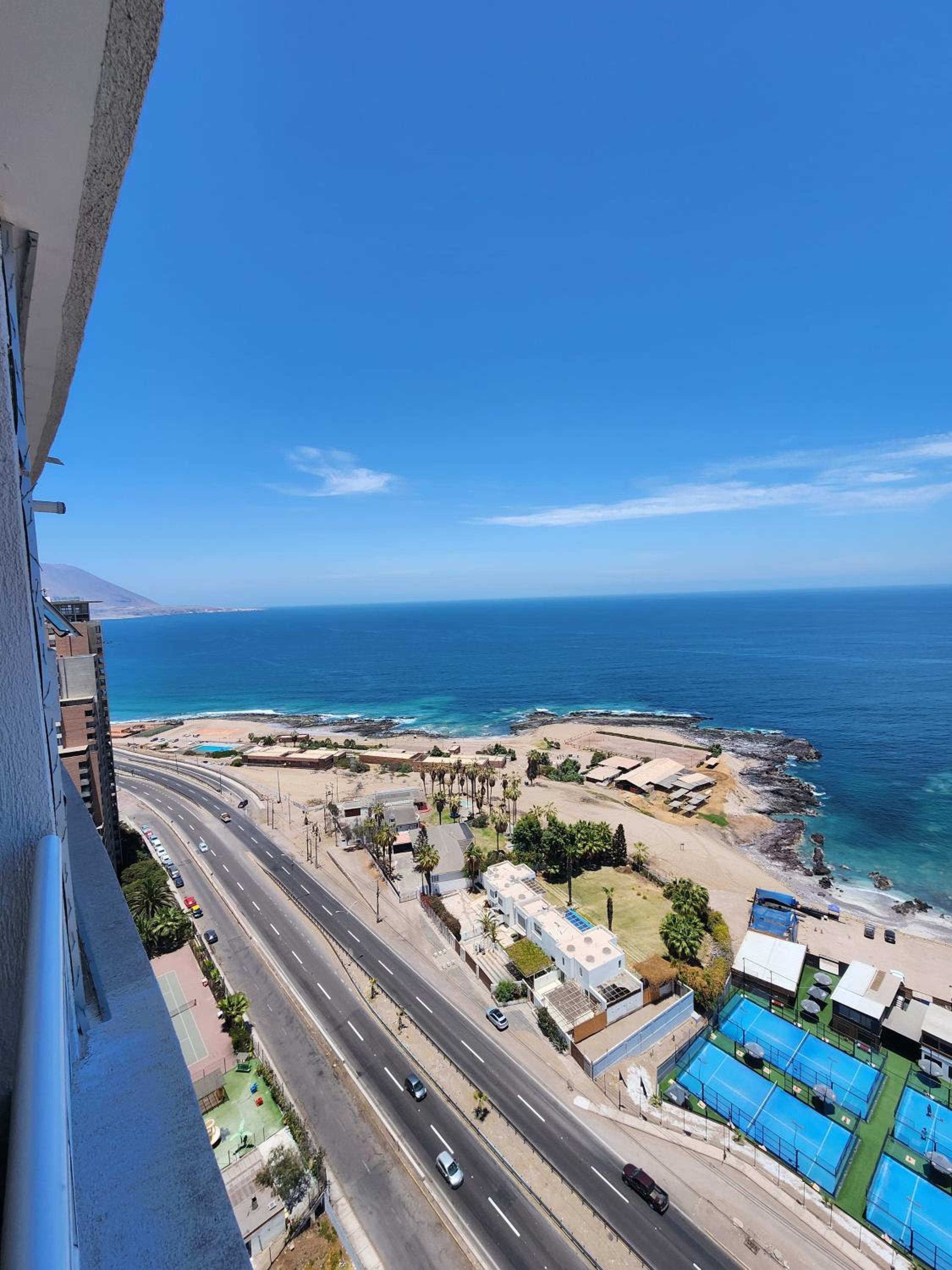 Playa Huayquique, primera linea