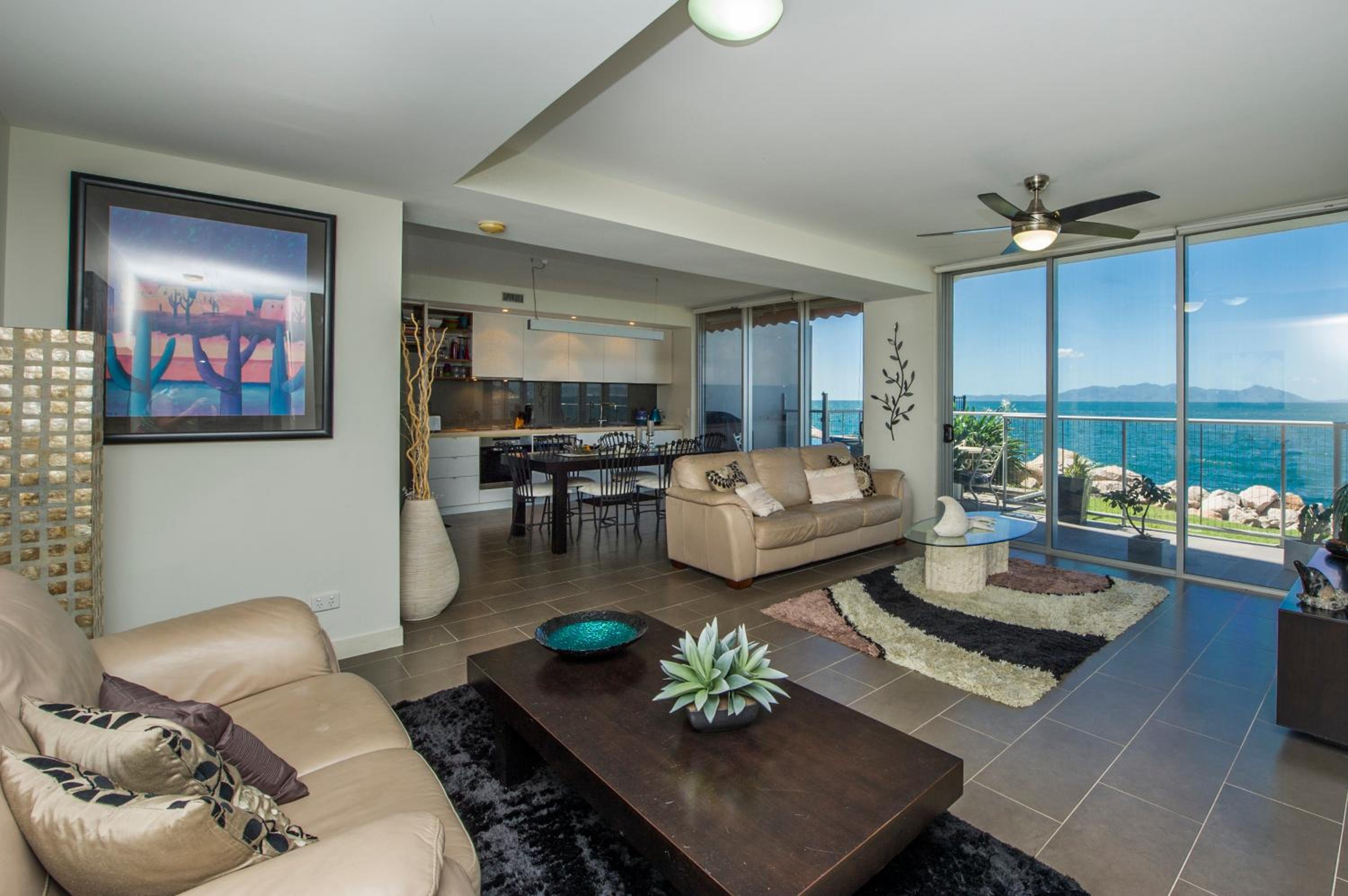 Panoramic Ocean Views 2 bed/2 bath Unit, Nelly Bay