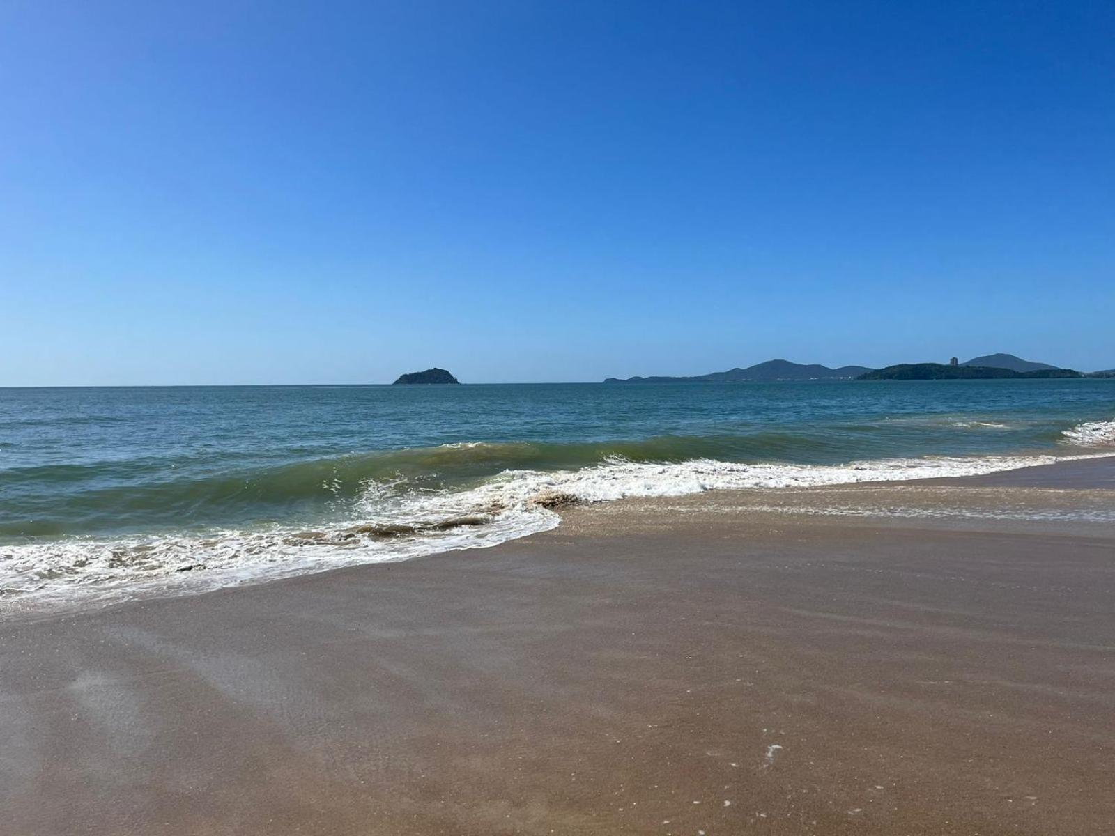 Apê estilo Resort c/ pé na areia e vista mar, próximo ao Beto Carrero