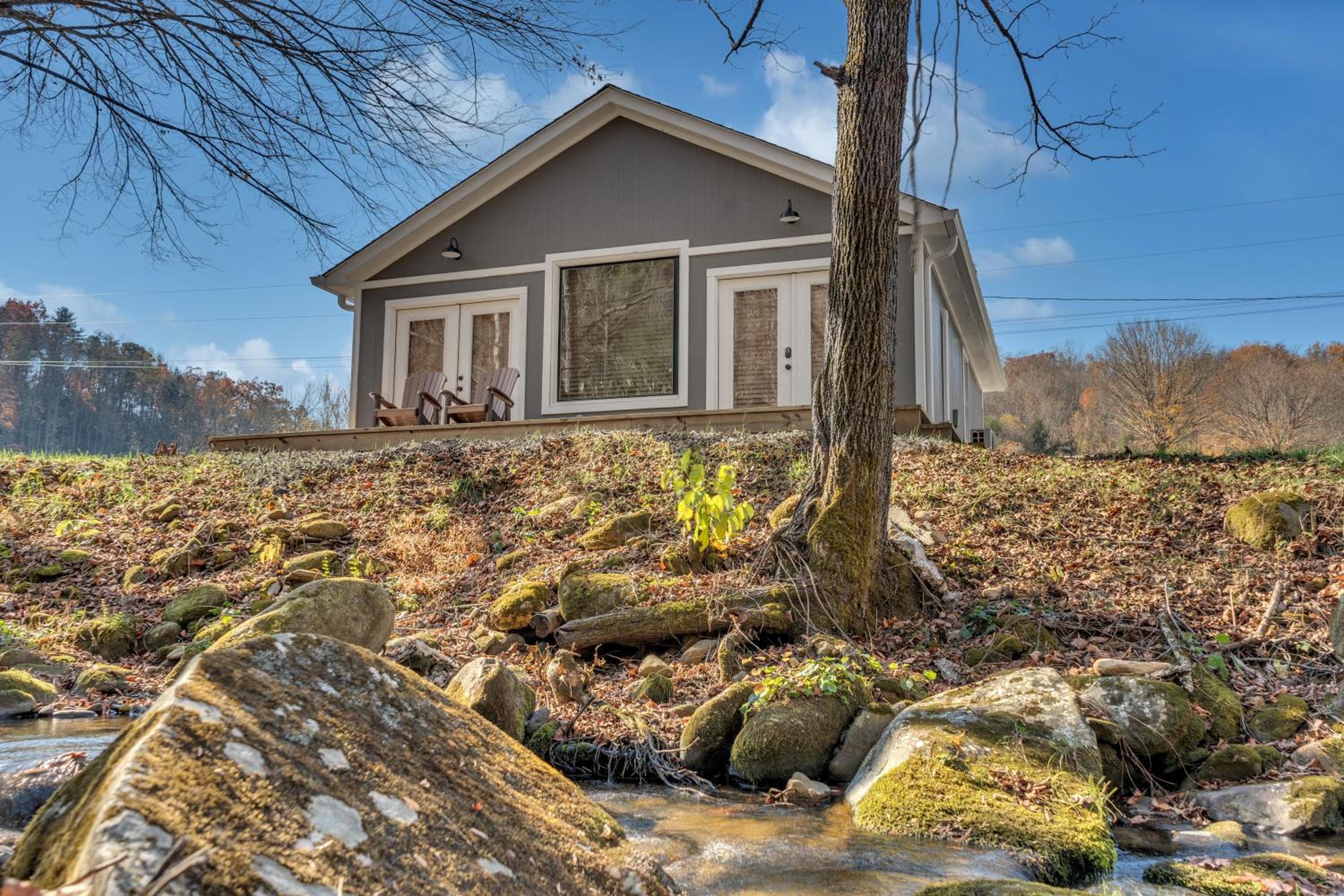 Getaway Cottage, Pickleball Court, Creek, WIFI, Mountain Views, WIFI