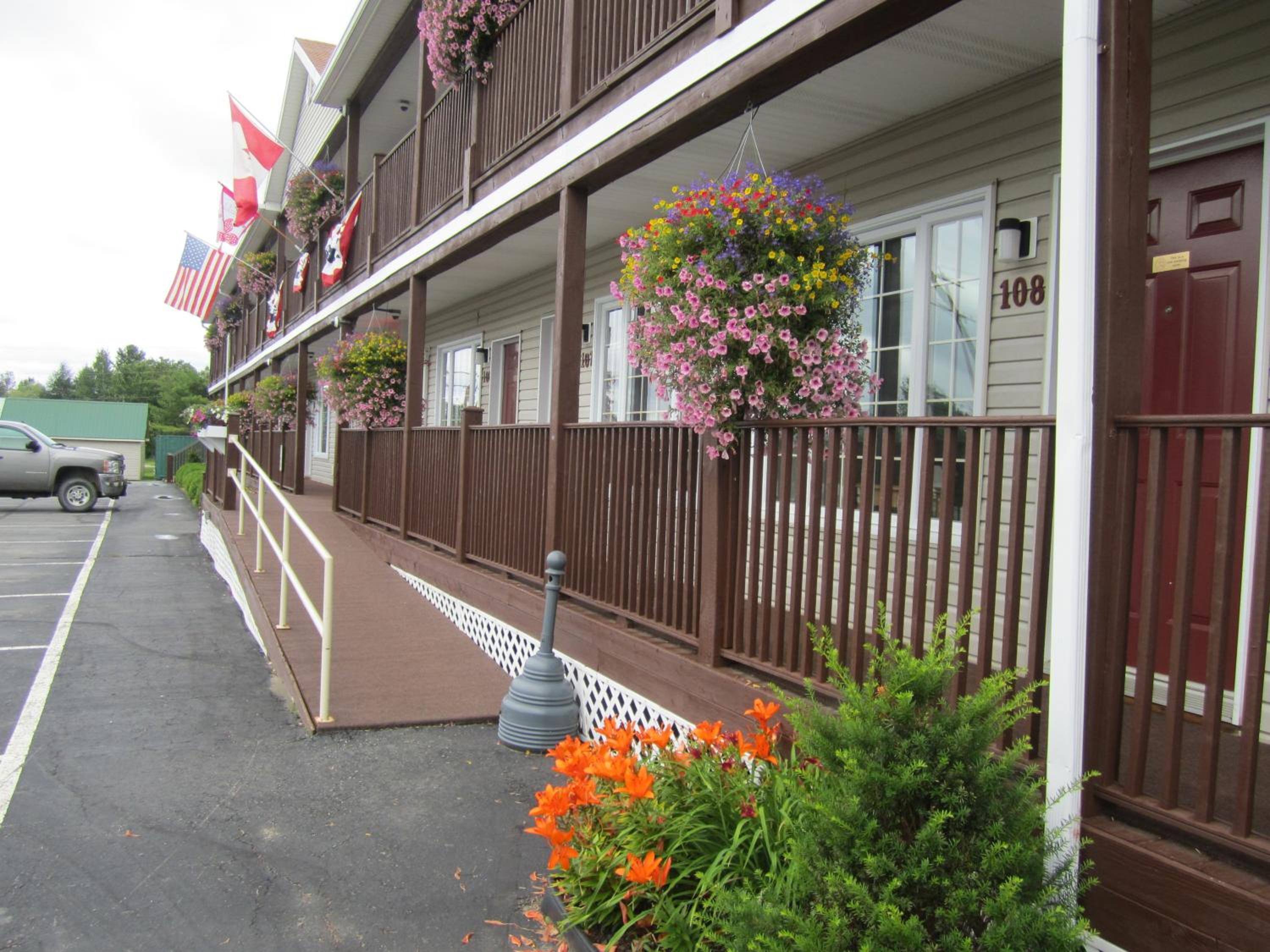 Bishops Country Inn Motel view 3