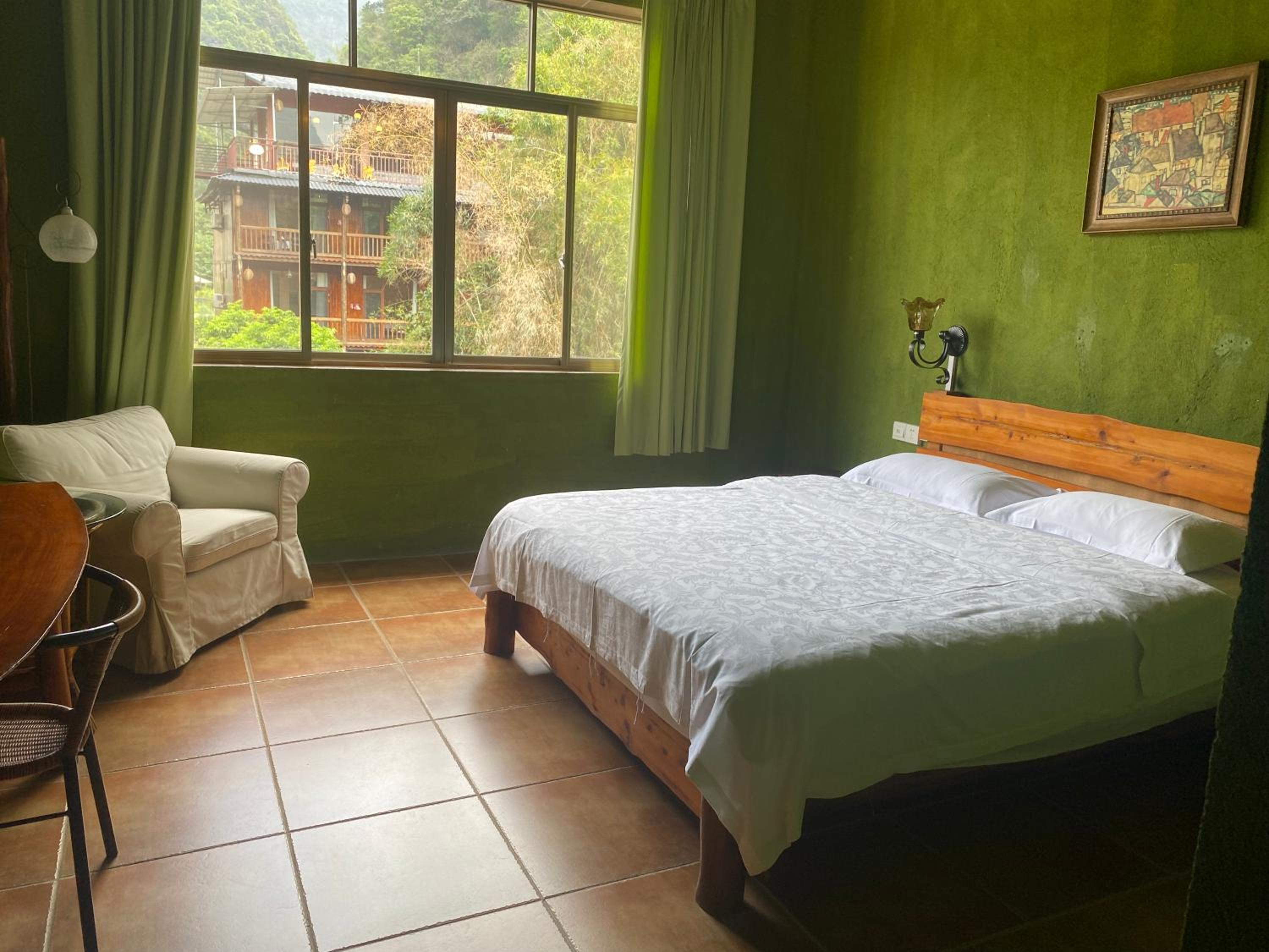 Yangshuo Eden's Social Guesthouse - Wake up to a hearty Western breakfast & fresh craft coffee & night beers & outdoor activities