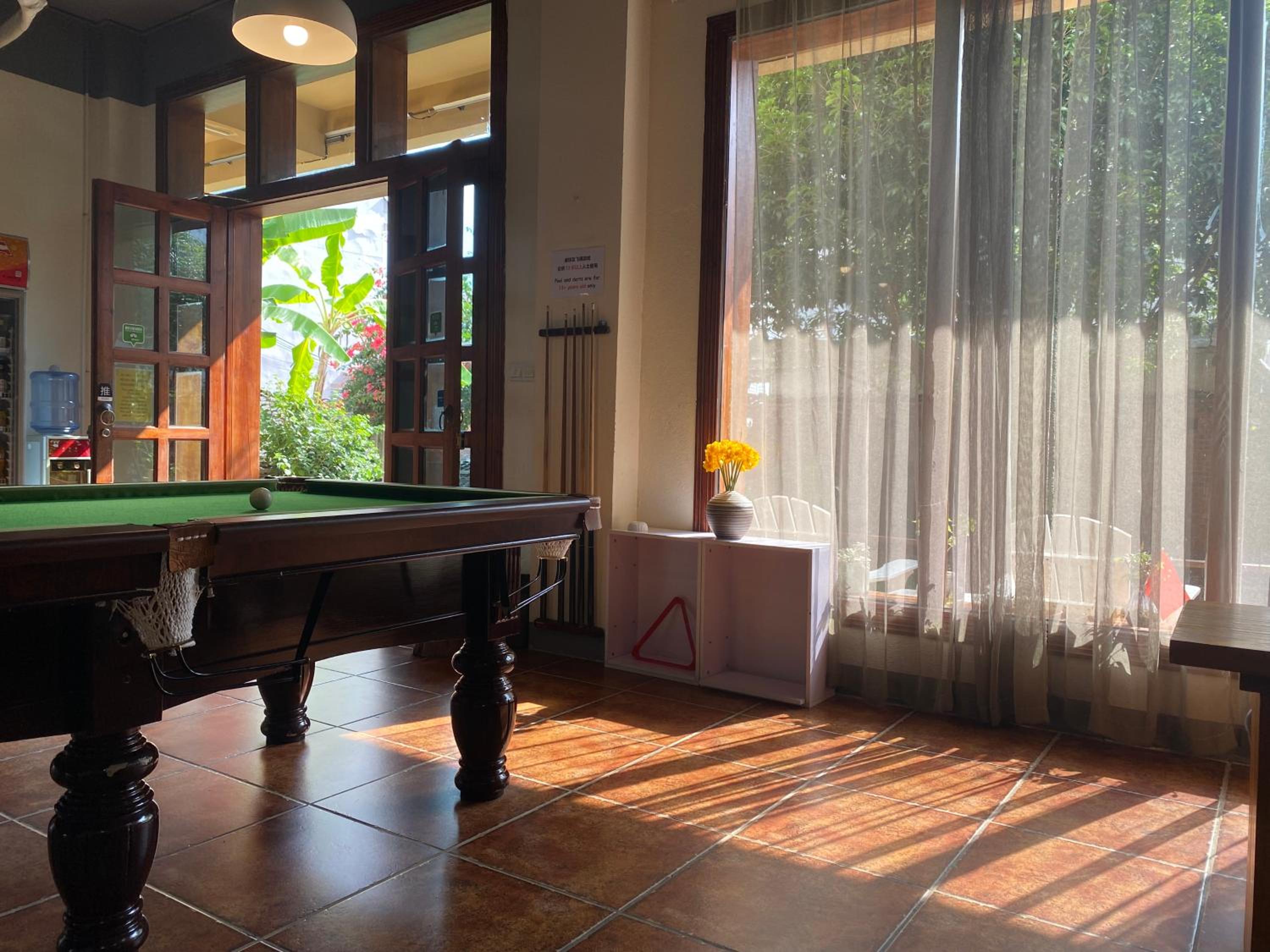 Yangshuo Eden's Social Guesthouse - Wake up to a hearty Western breakfast & fresh craft coffee & night beers & outdoor activities