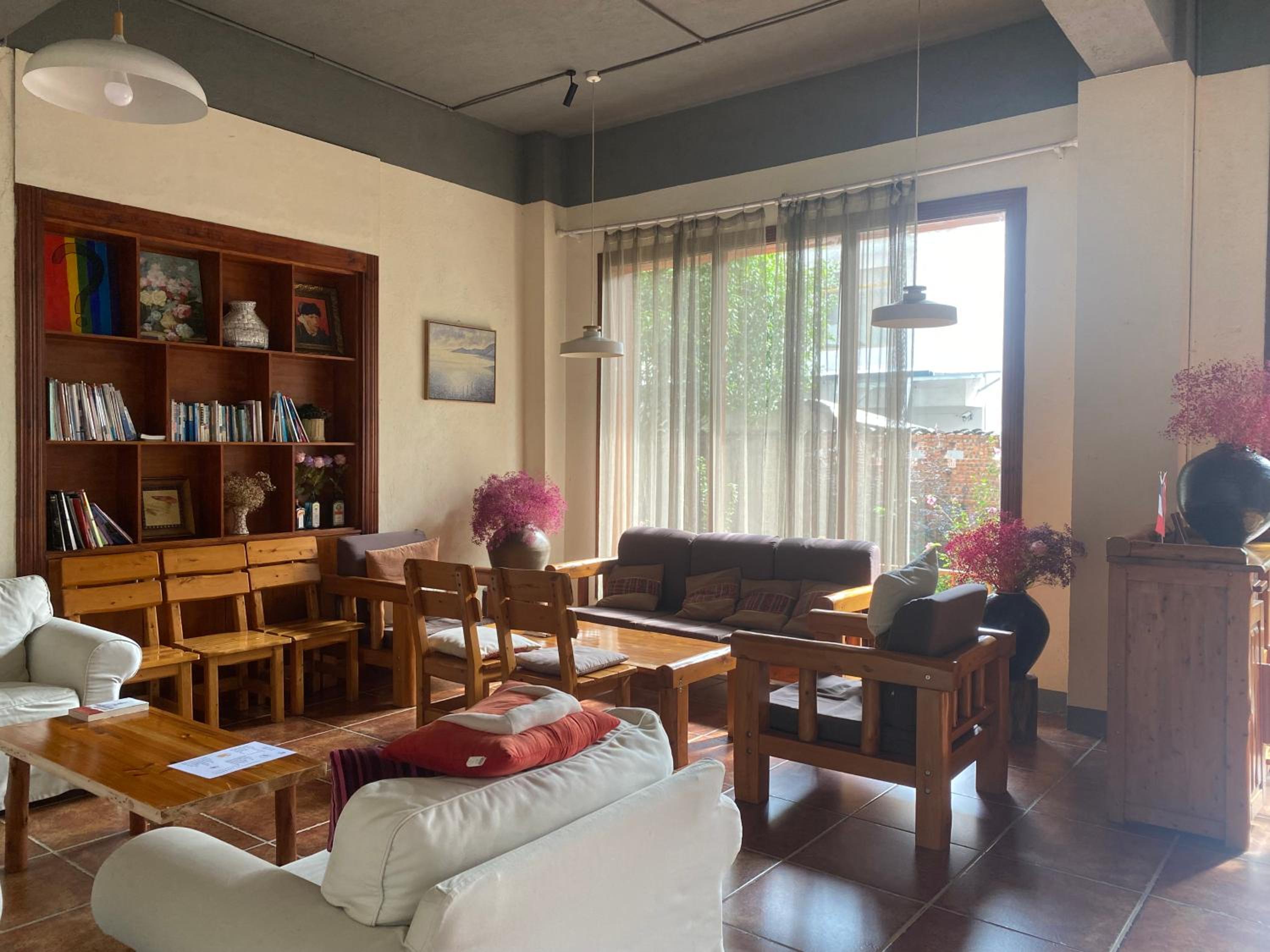 Yangshuo Eden's Social Guesthouse - Wake up to a hearty Western breakfast & fresh craft coffee & night beers & outdoor activities