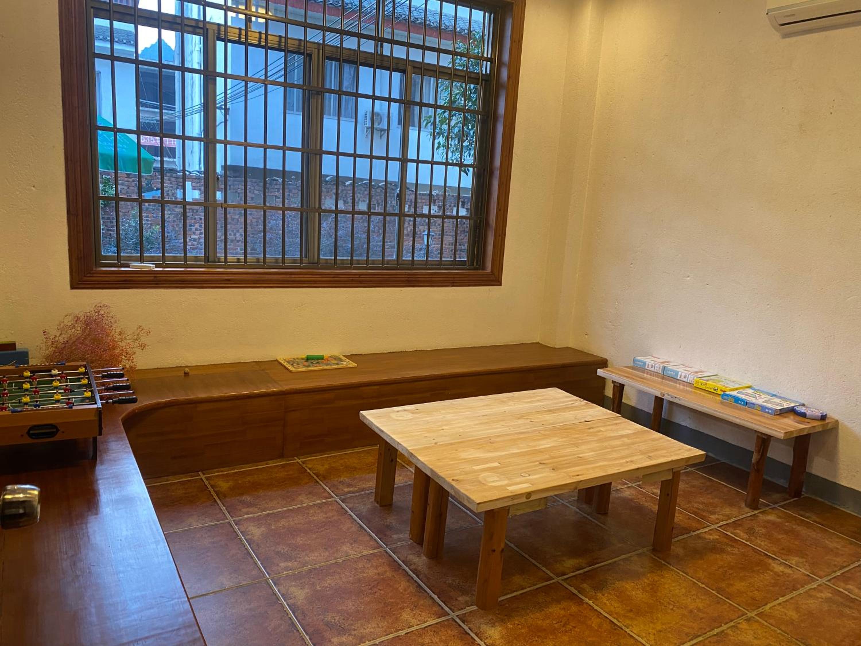 Yangshuo Eden's Social Guesthouse - Wake up to a hearty Western breakfast & fresh craft coffee & night beers & outdoor activities