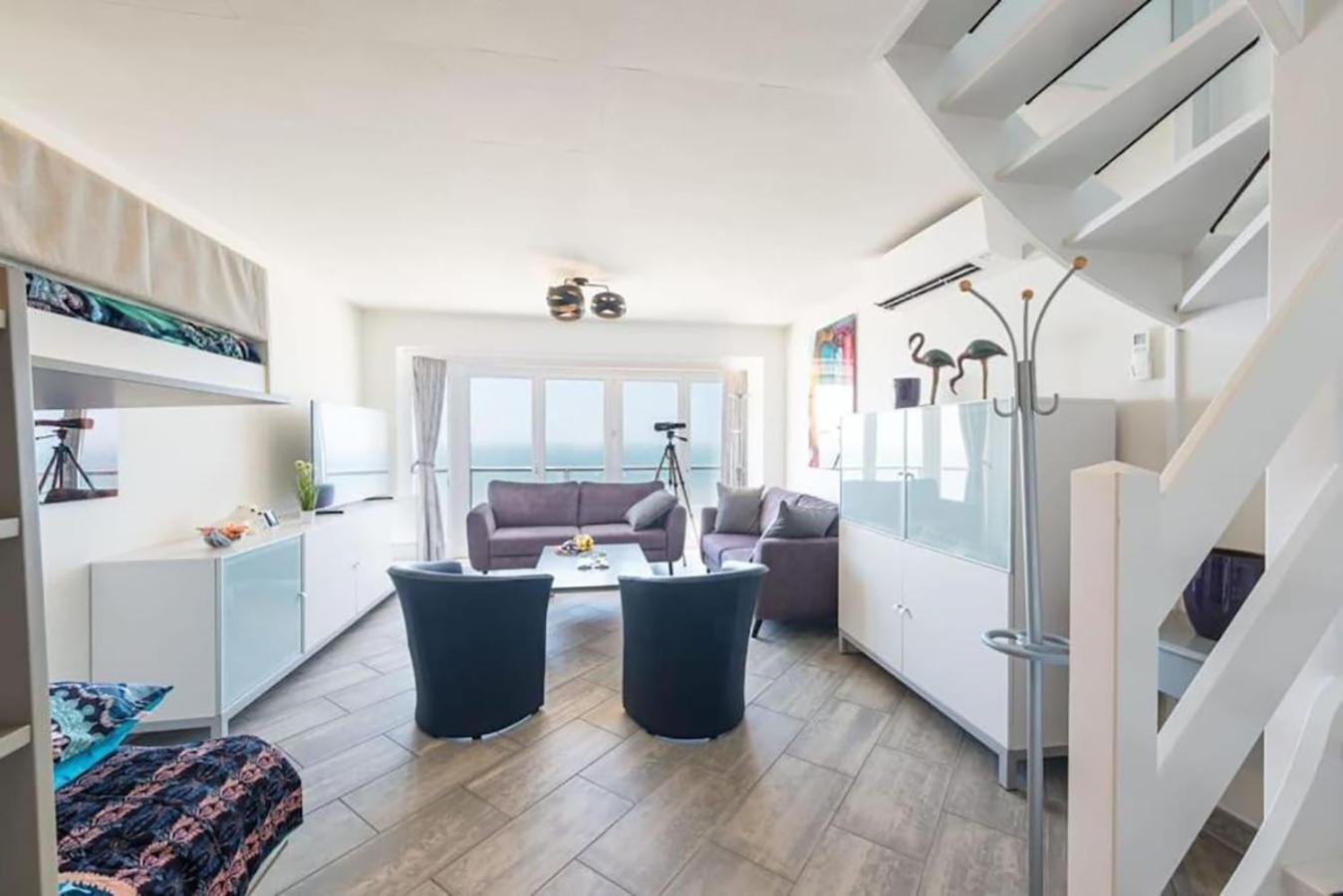 Fraval - Beachfront Apartment with Sea Views in Middelkerke