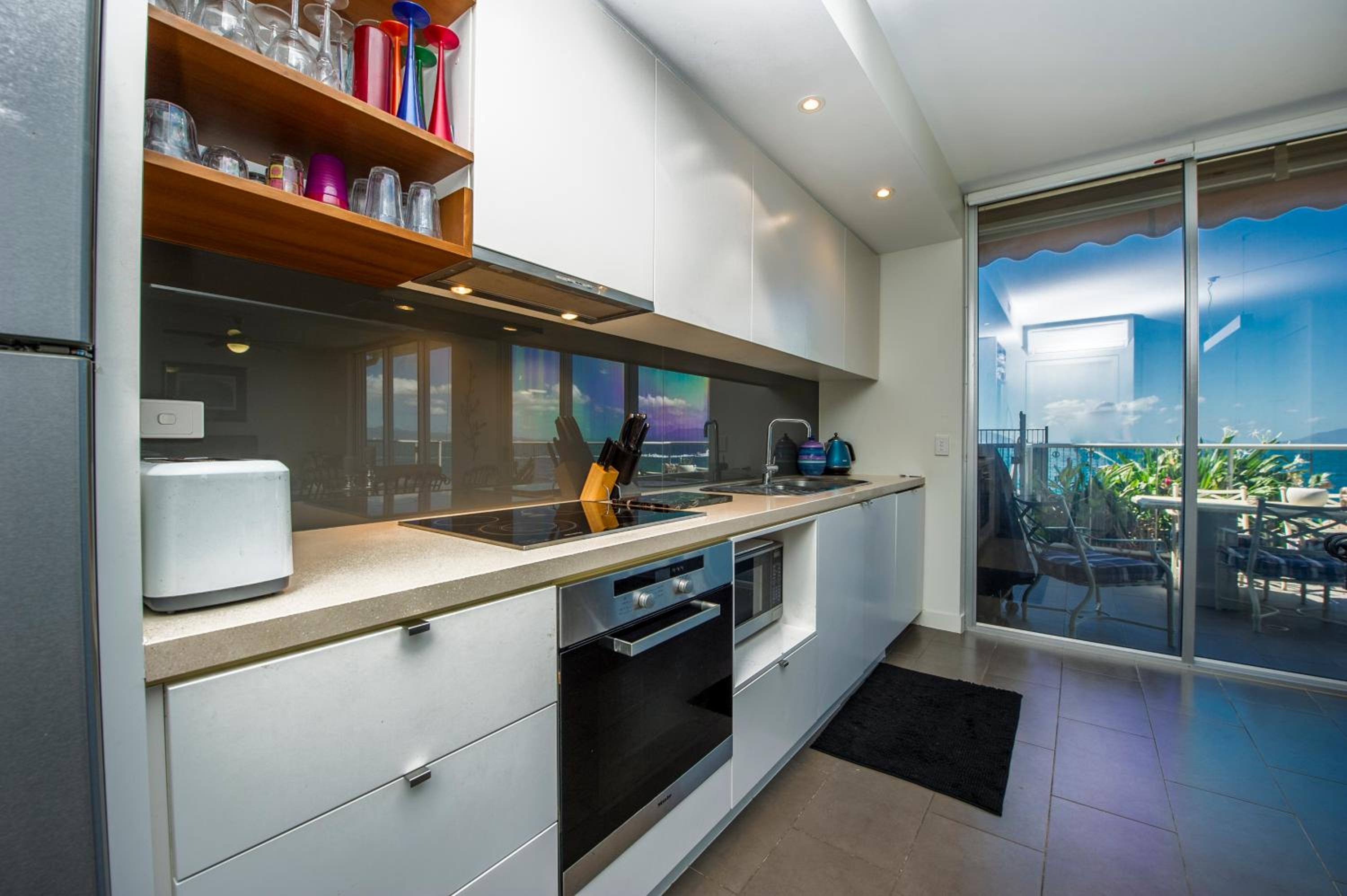 Panoramic Ocean Views 2 bed/2 bath Unit, Nelly Bay