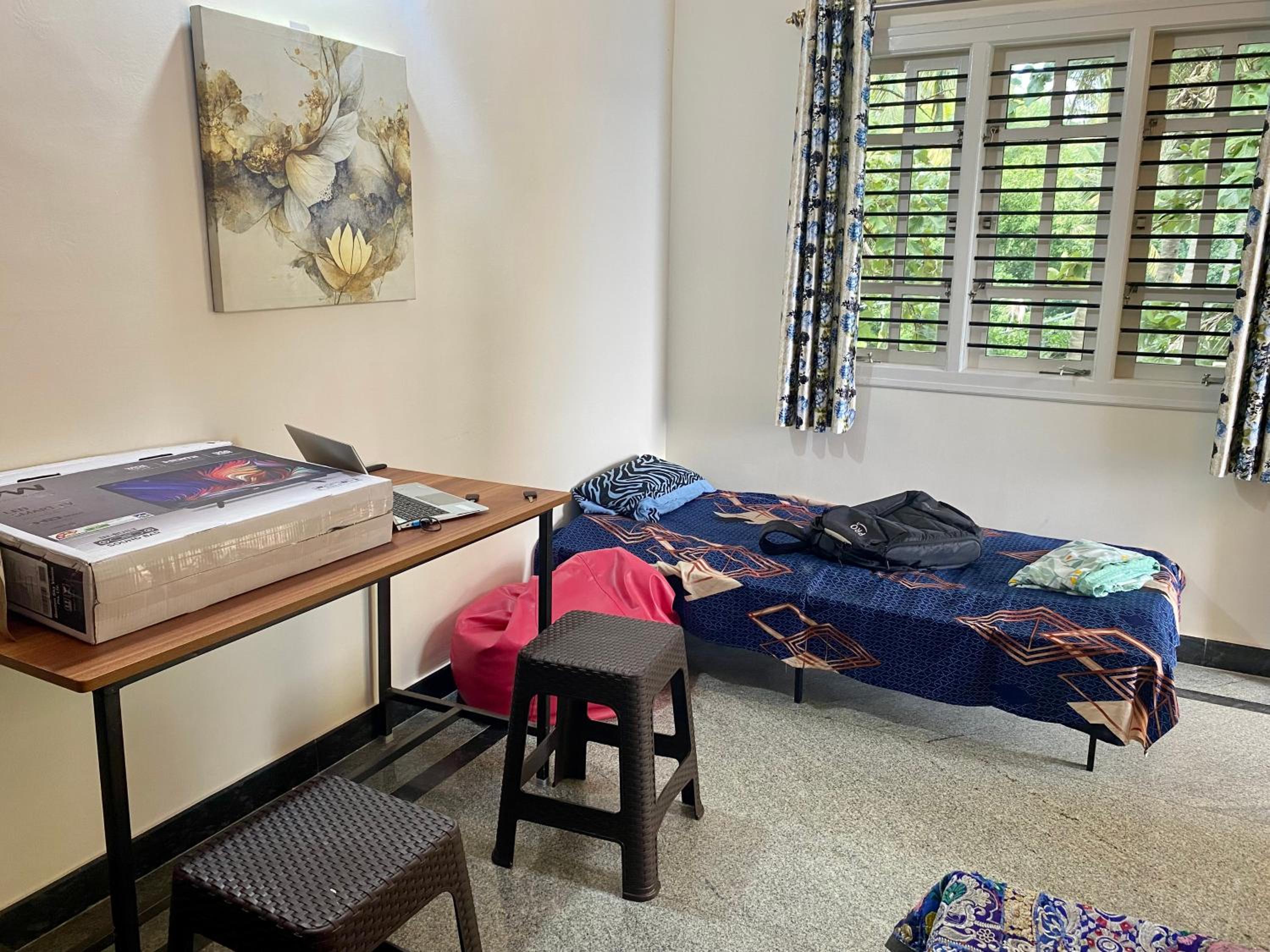 Spacious 2BHK for upto 12 Guests , Best for Families & Groups