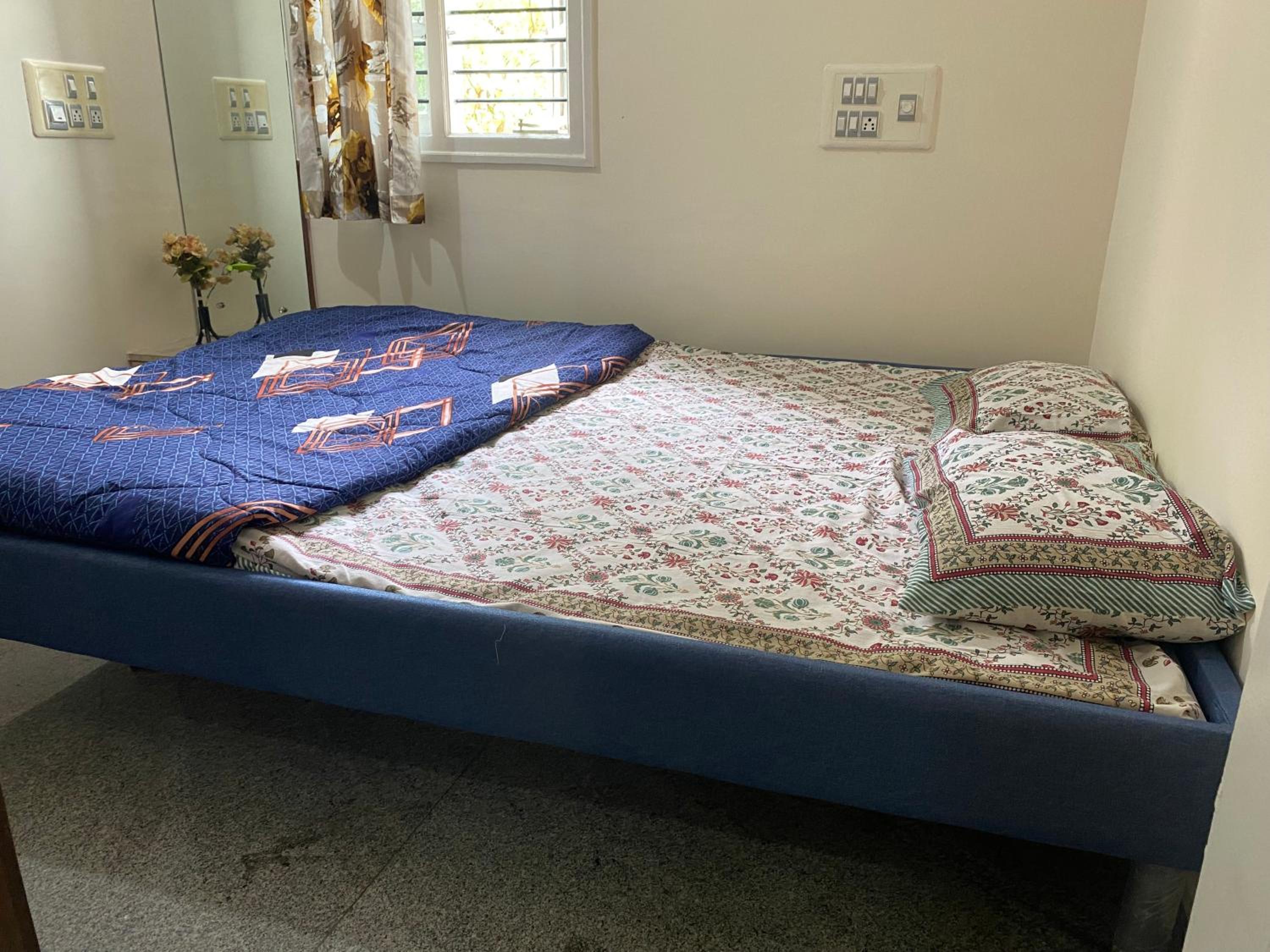Spacious 2BHK for upto 12 Guests , Best for Families & Groups