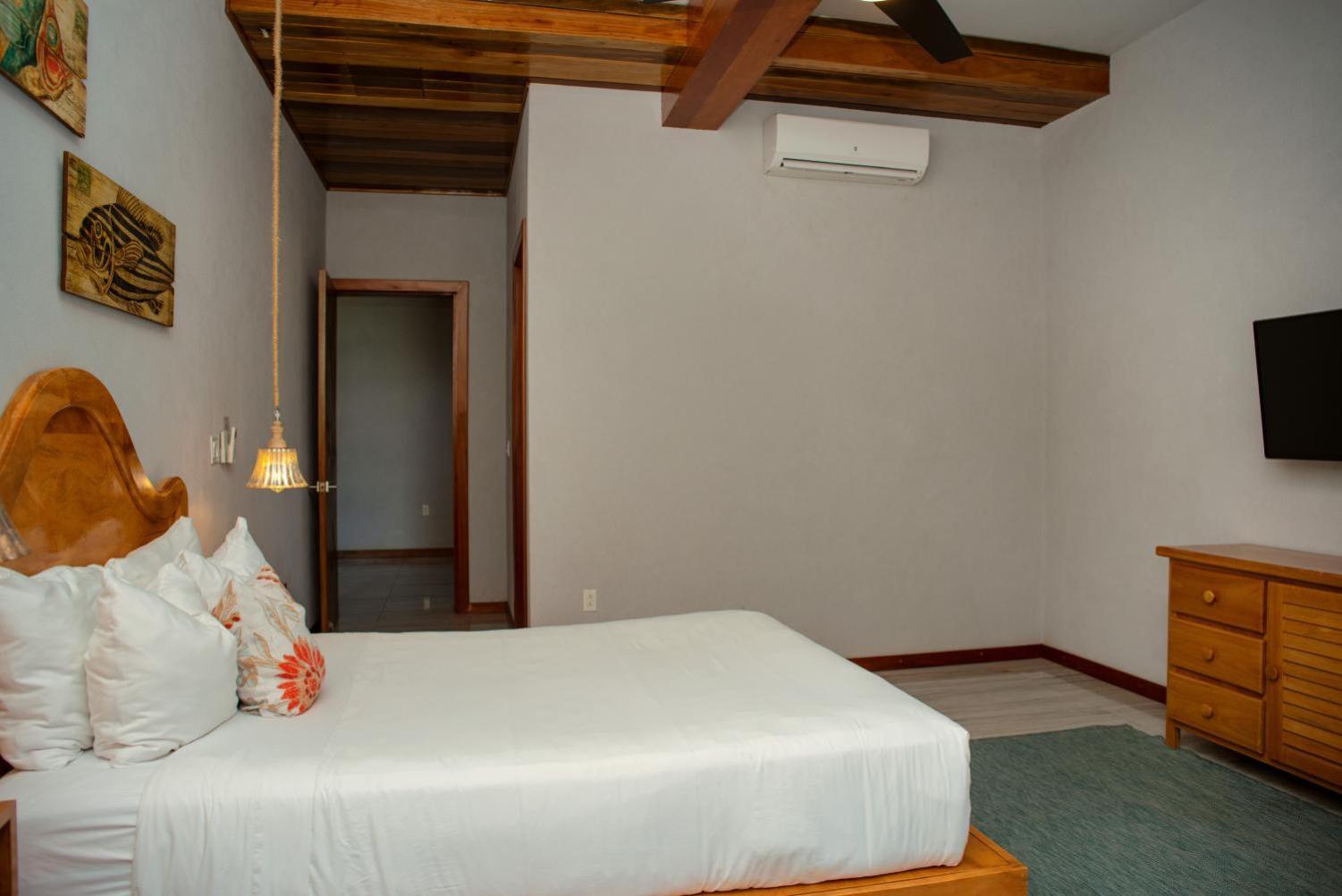 Island Time Gecko - Private Island Beachfront Villa 1 Min From Village