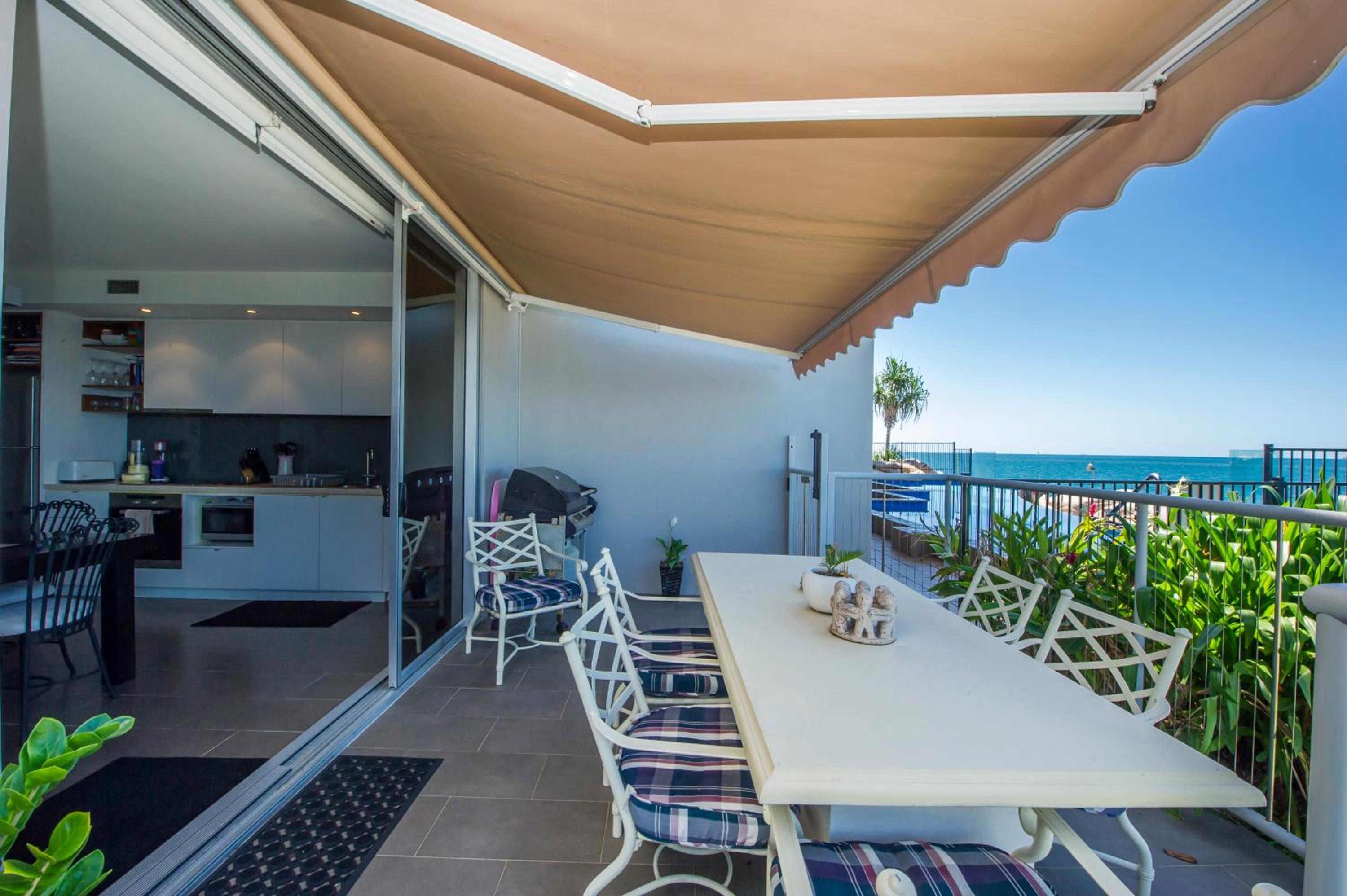 Panoramic Ocean Views 2 bed/2 bath Unit, Nelly Bay