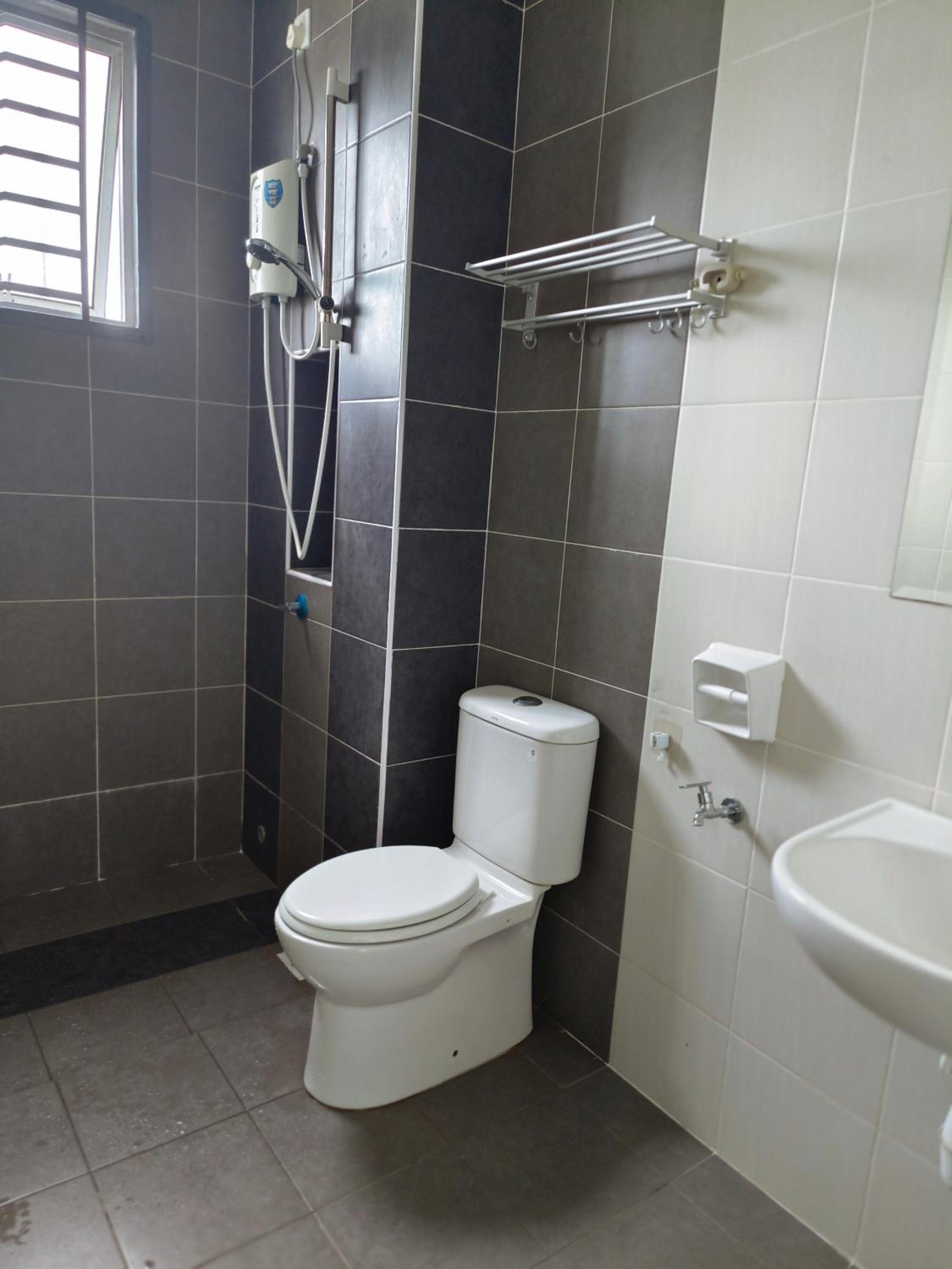 Comfortable House w AC 4 Bedrooms WIFI PS4 near Desaru Beach photo 5