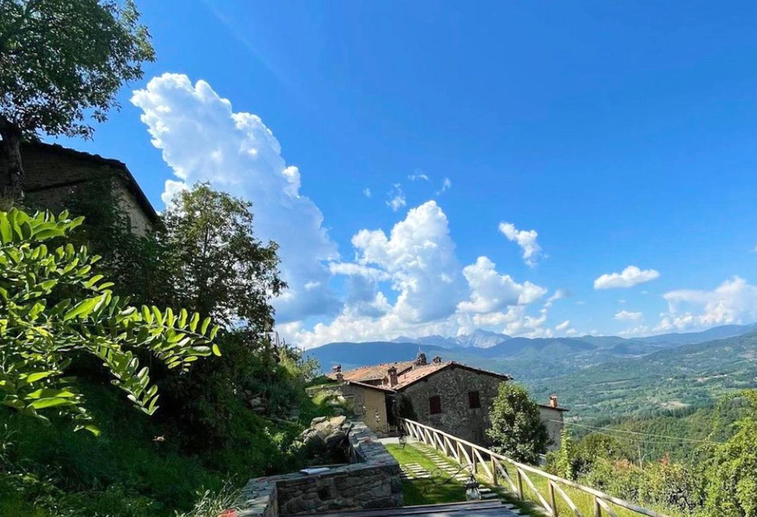 Rooms with private bathroom in a villa with fenced garden surrounded by greenery, shared kitchen, shared hydromassage tub and sauna photo 4
