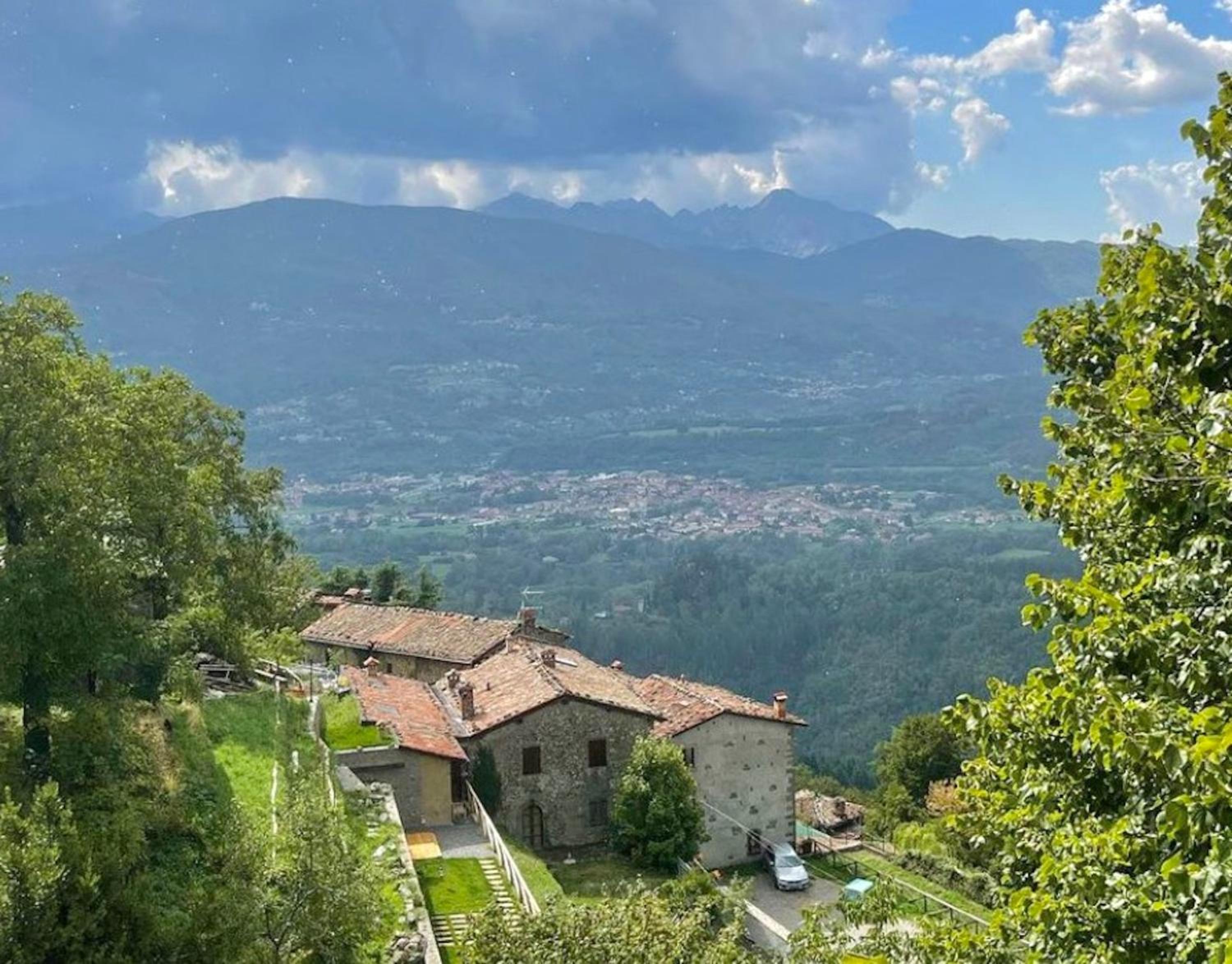 Rooms with private bathroom in a villa with fenced garden surrounded by greenery, shared kitchen, shared hydromassage tub and sauna