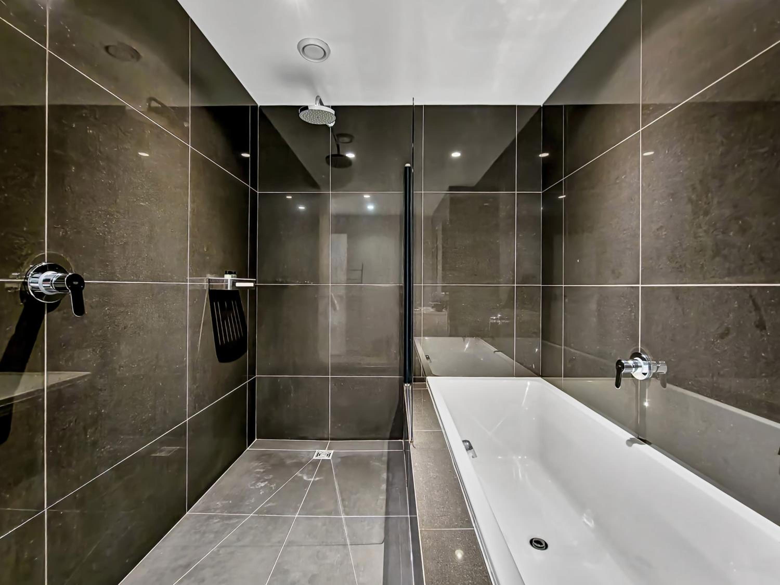 Loop Street 1-Bed Apartment with Parking view 4