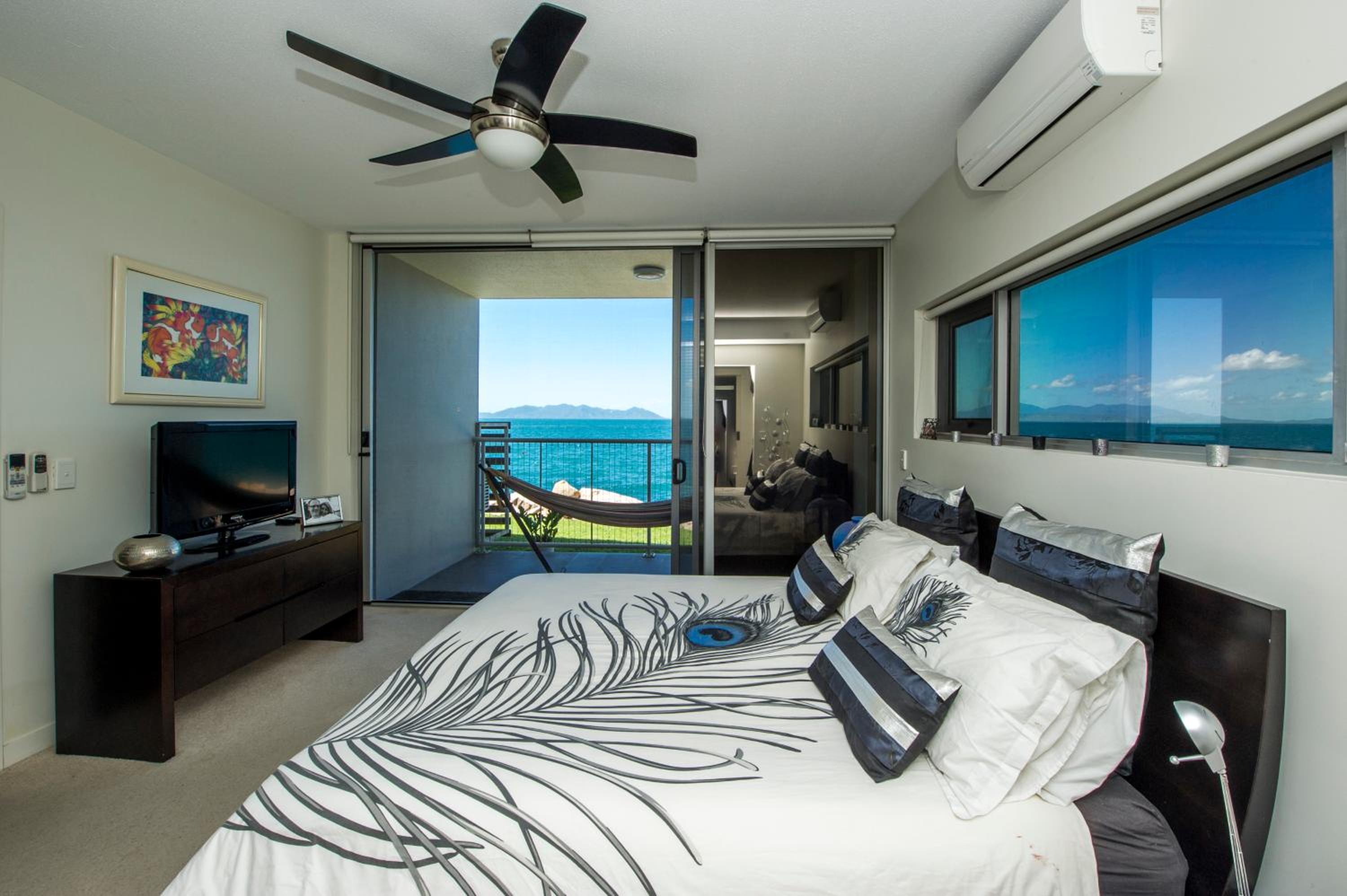 Panoramic Ocean Views 2 bed/2 bath Unit, Nelly Bay