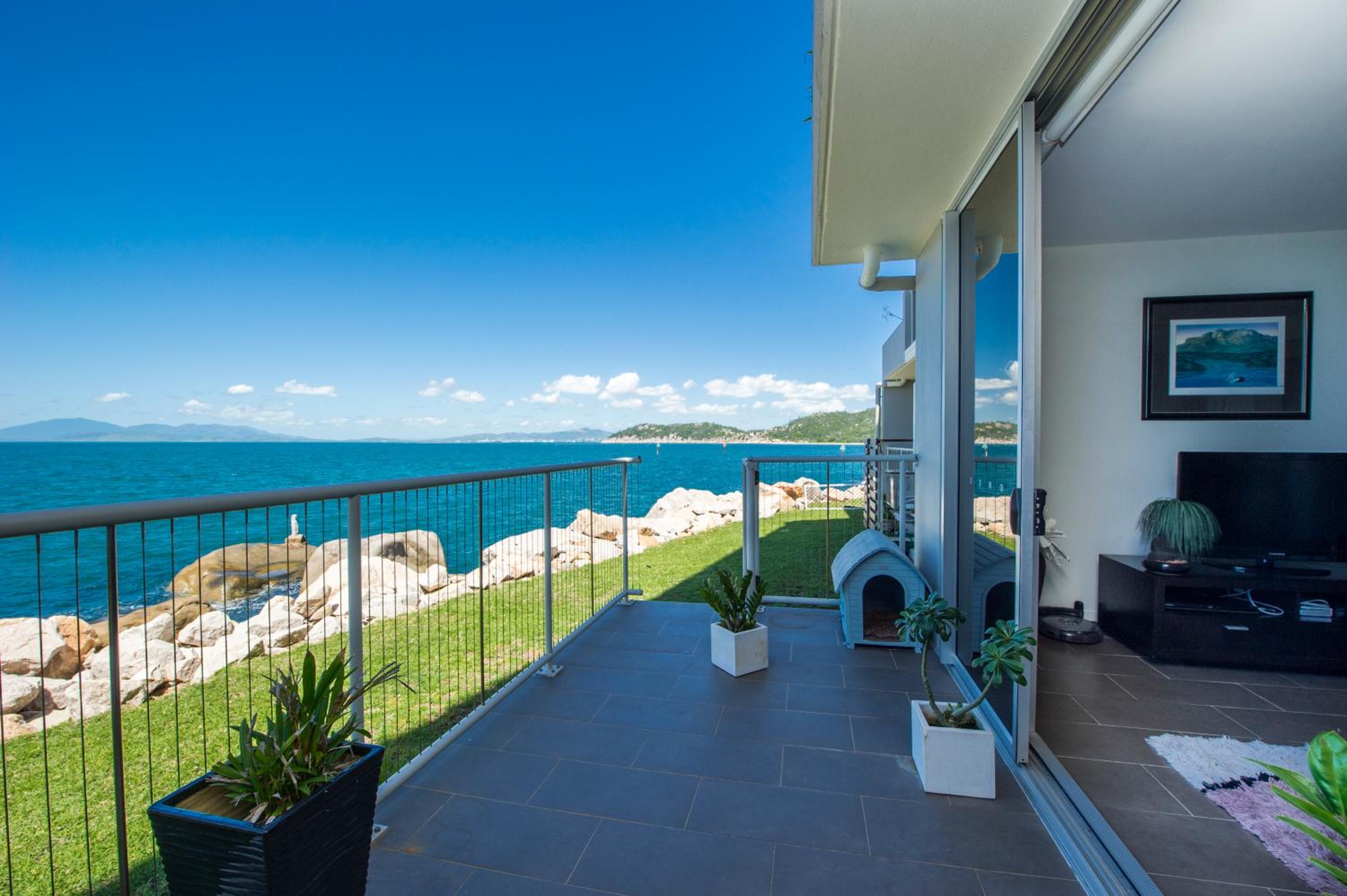 Panoramic Ocean Views 2 bed/2 bath Unit, Nelly Bay
