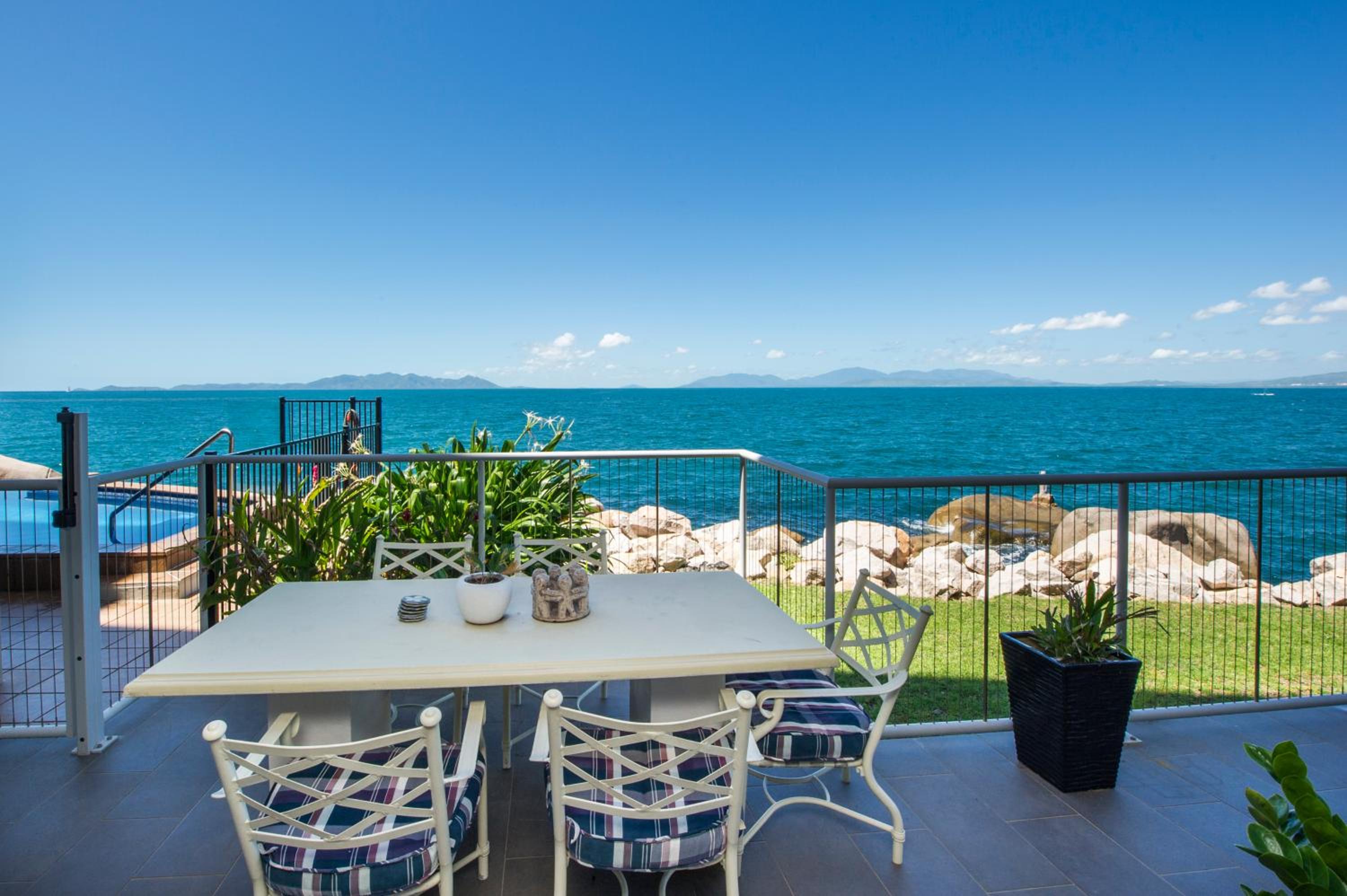 Panoramic Ocean Views 2 bed/2 bath Unit, Nelly Bay