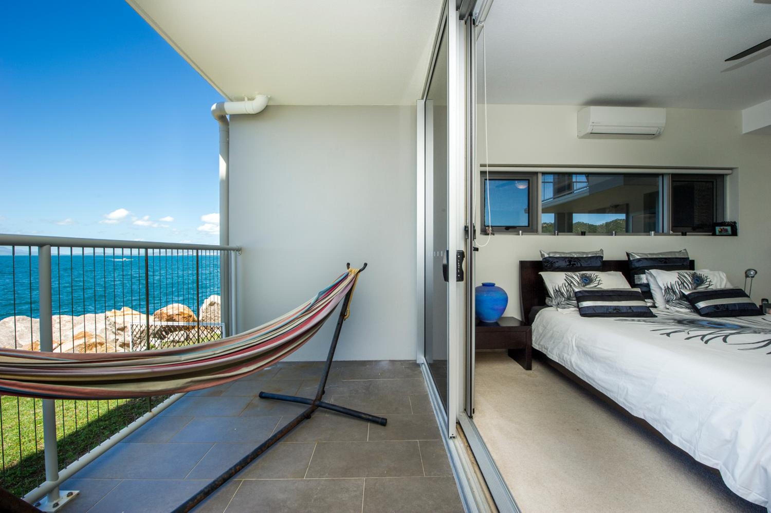 Panoramic Ocean Views 2 bed/2 bath Unit, Nelly Bay