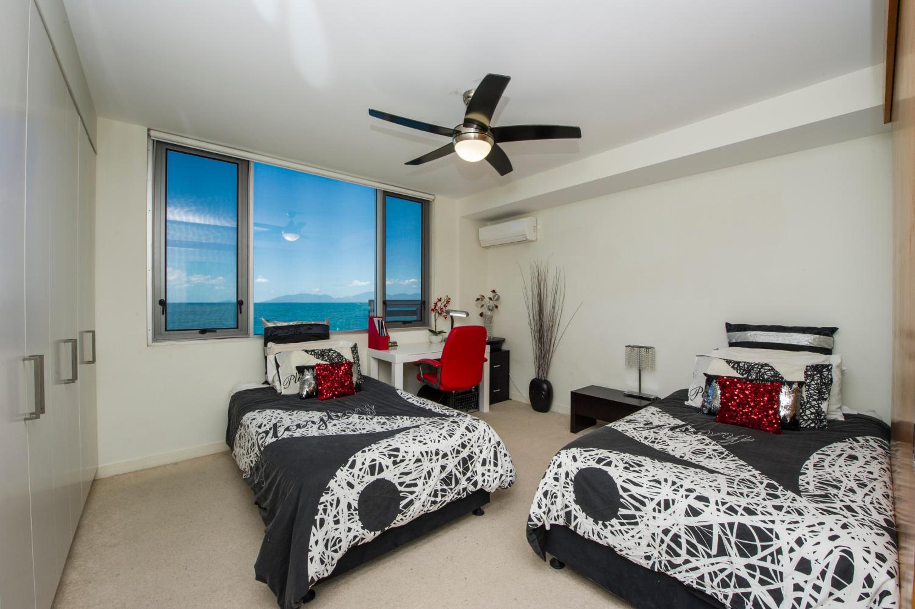 Panoramic Ocean Views 2 bed/2 bath Unit, Nelly Bay