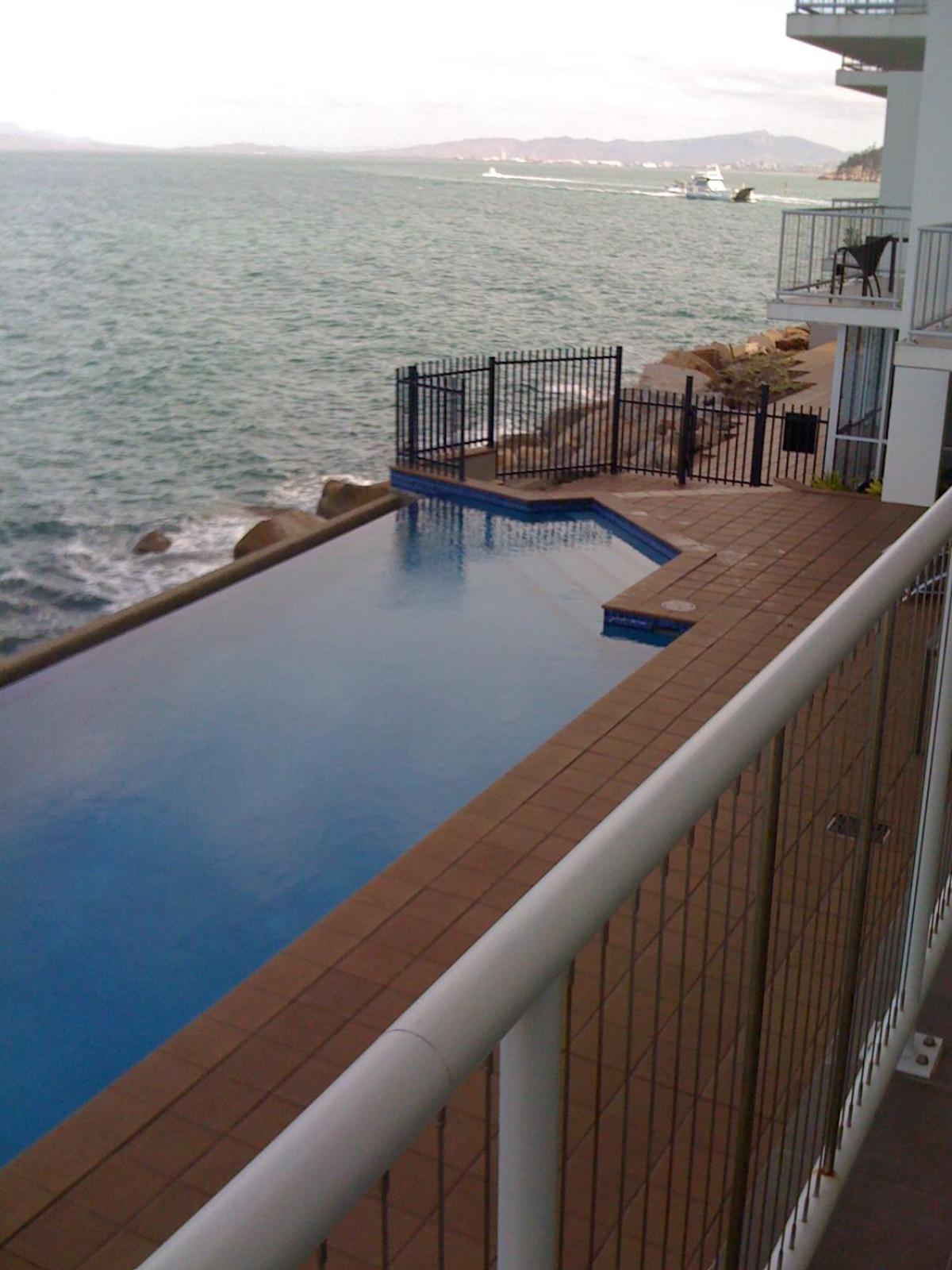 Panoramic Ocean Views 2 bed/2 bath Unit, Nelly Bay