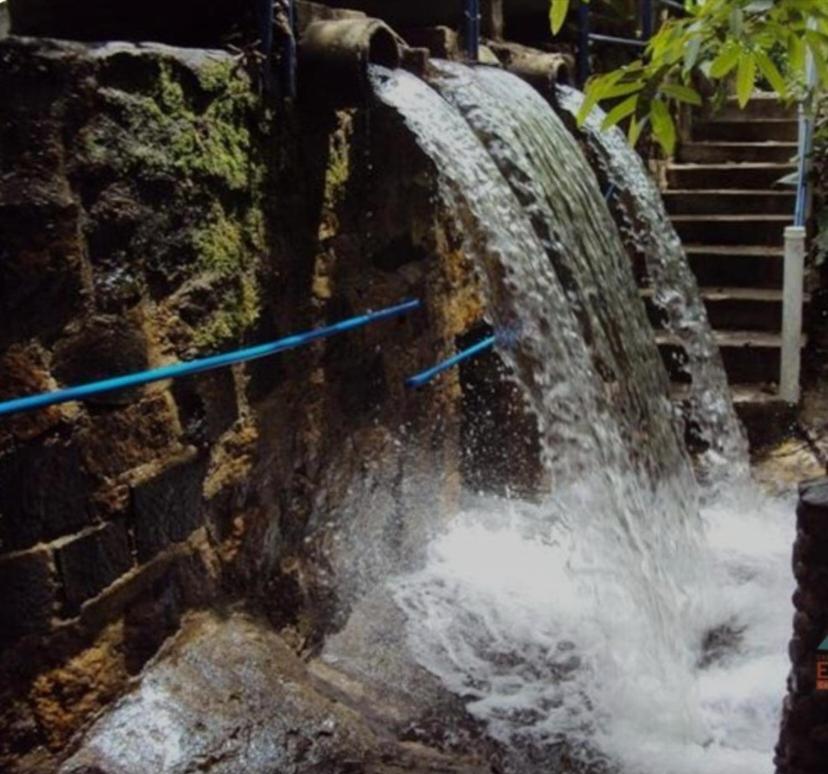 Refúgio em meio a montanhas com cachoeira e praia