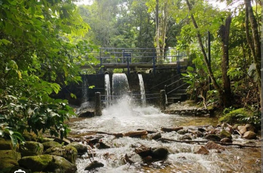 Refúgio em meio a montanhas com cachoeira e praia